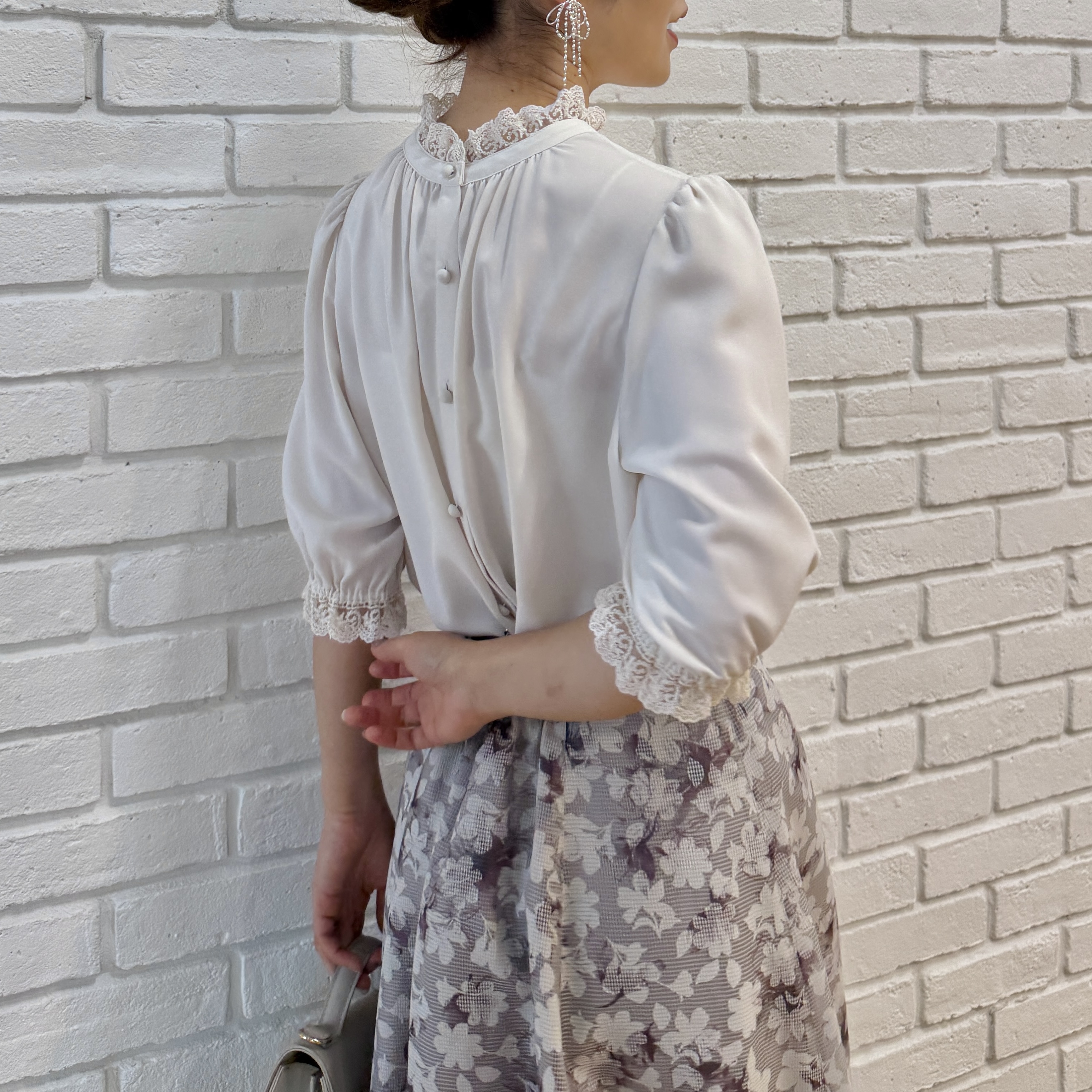 makiさんの「Couture brooch｜【大人上品・前後2WAY】エンブロレース 5分袖ブラウス【洗濯機可】」を使ったコーディネート