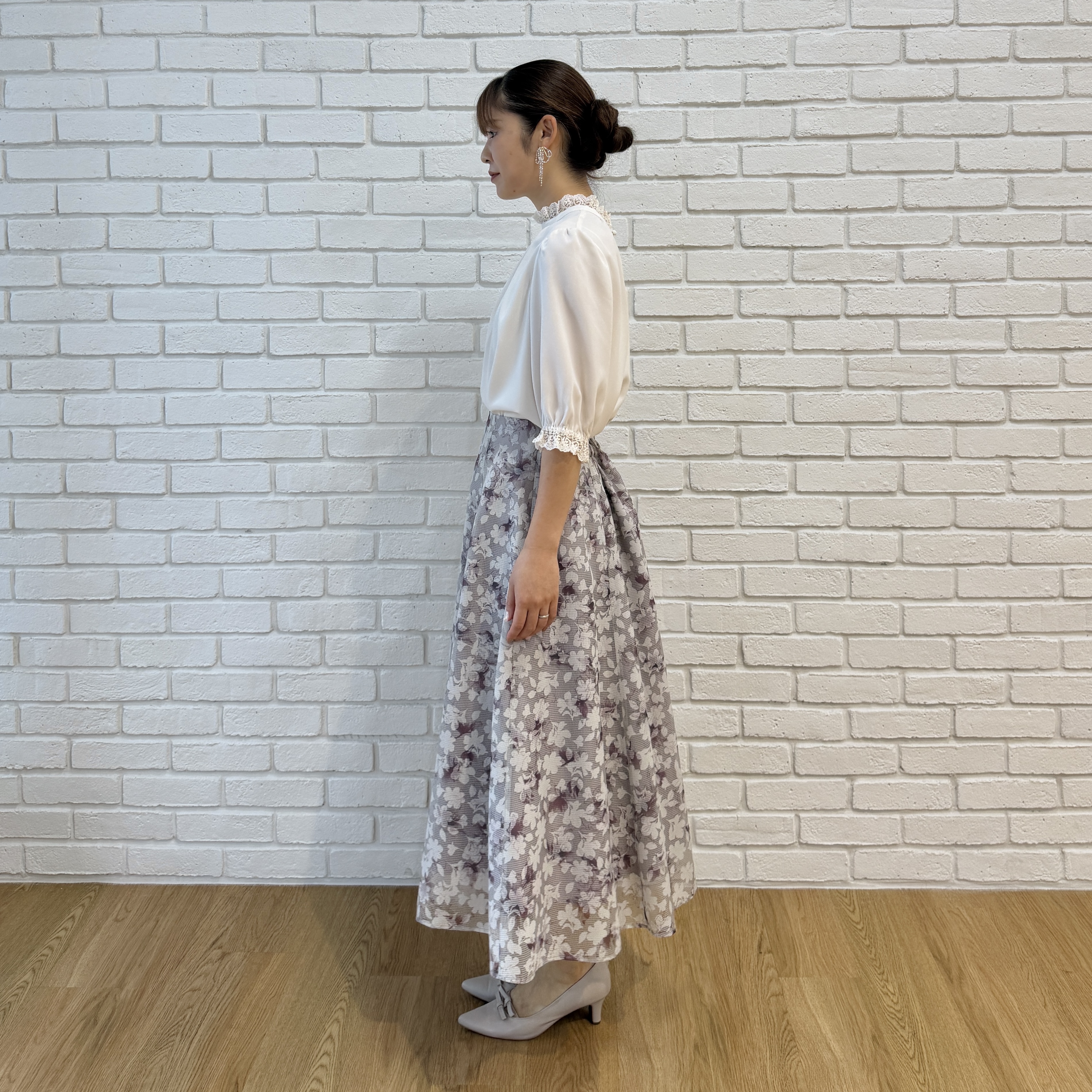 makiさんの「Couture brooch｜【大人上品・前後2WAY】エンブロレース 5分袖ブラウス【洗濯機可】」を使ったコーディネート