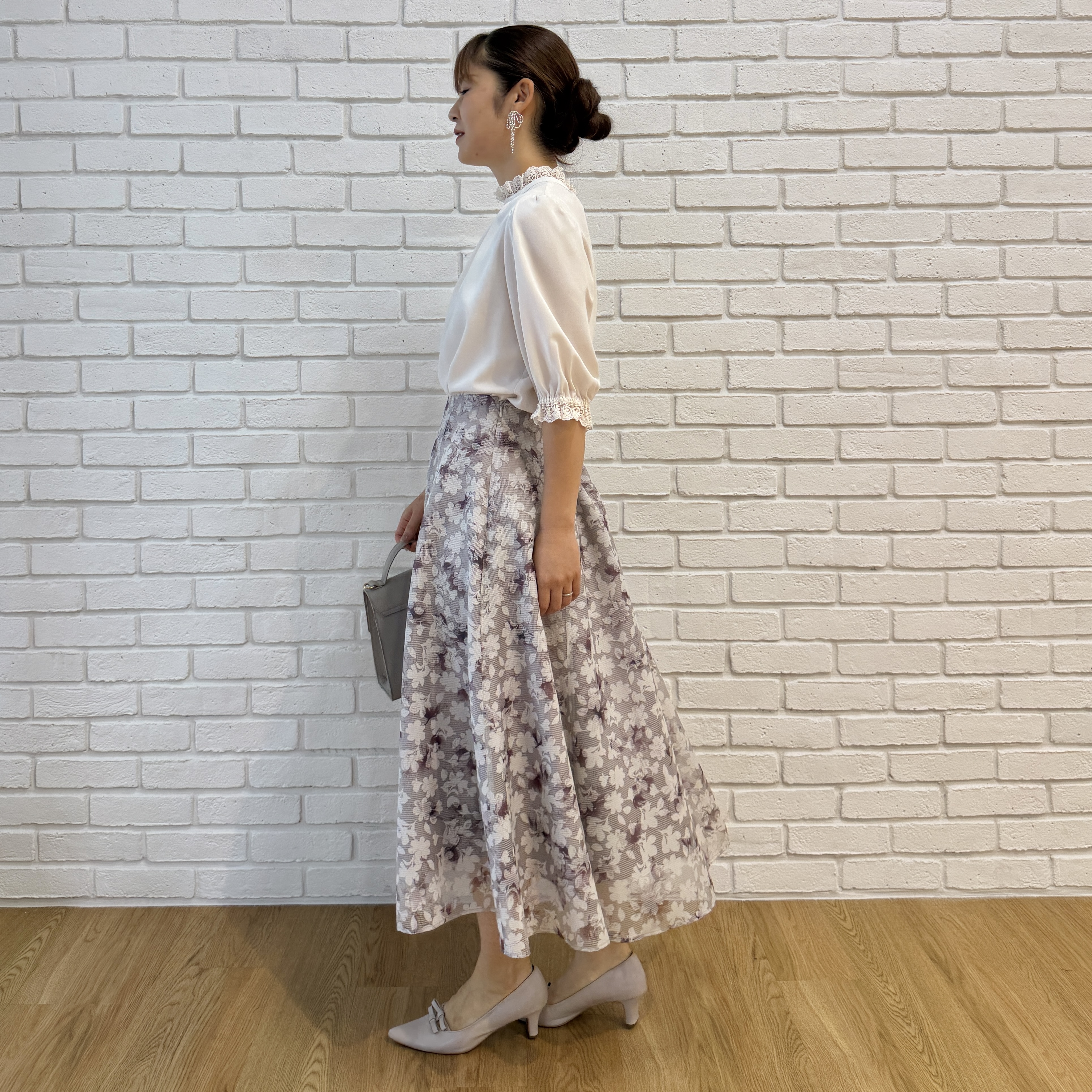 makiさんの「Couture brooch｜【大人上品・前後2WAY】エンブロレース 5分袖ブラウス【洗濯機可】」を使ったコーディネート