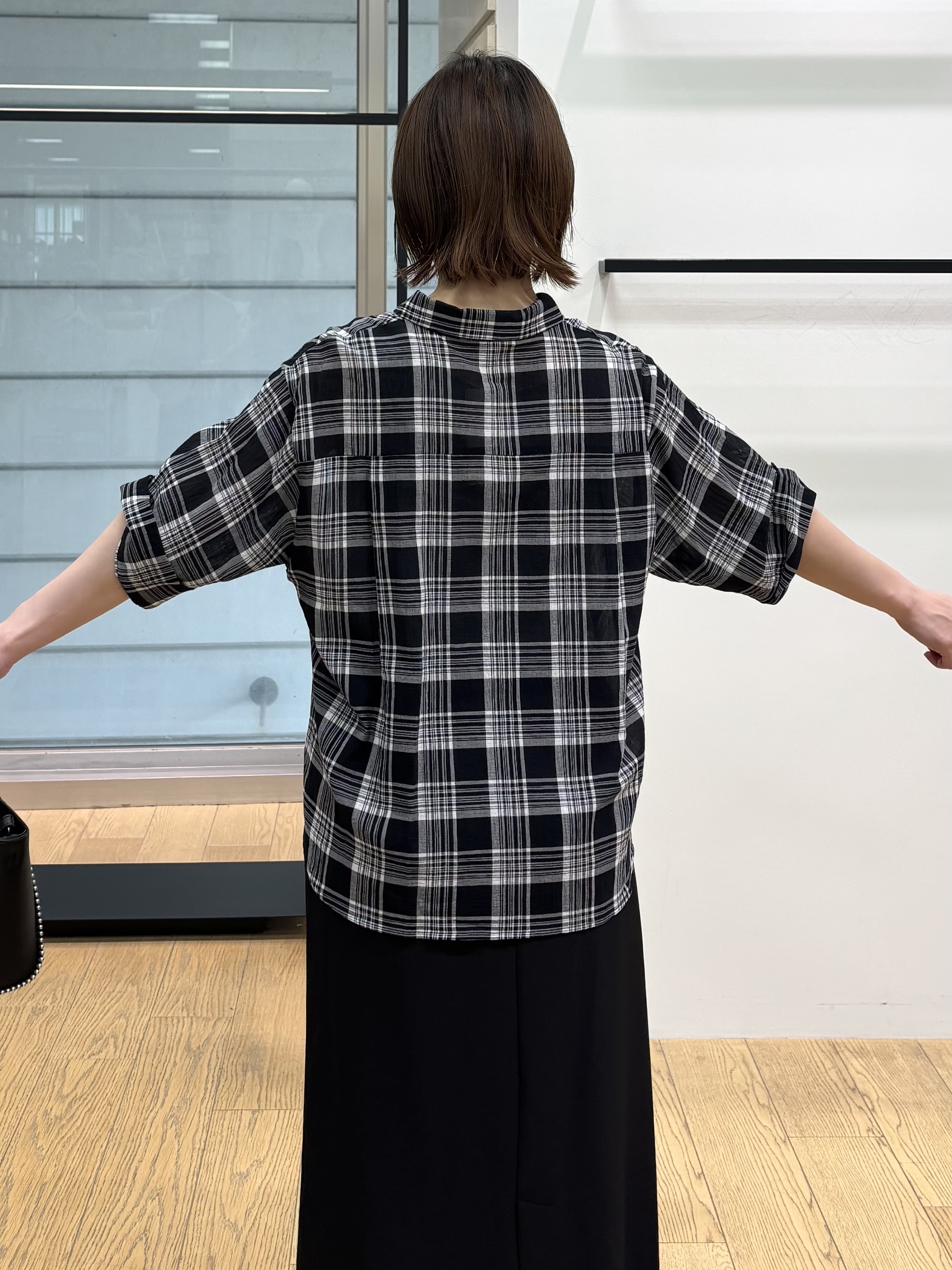 asamiさんの「INDIVI｜【コットン100％／透け感／2WAY】袖アレンジ チェックシャツ」を使ったコーディネート