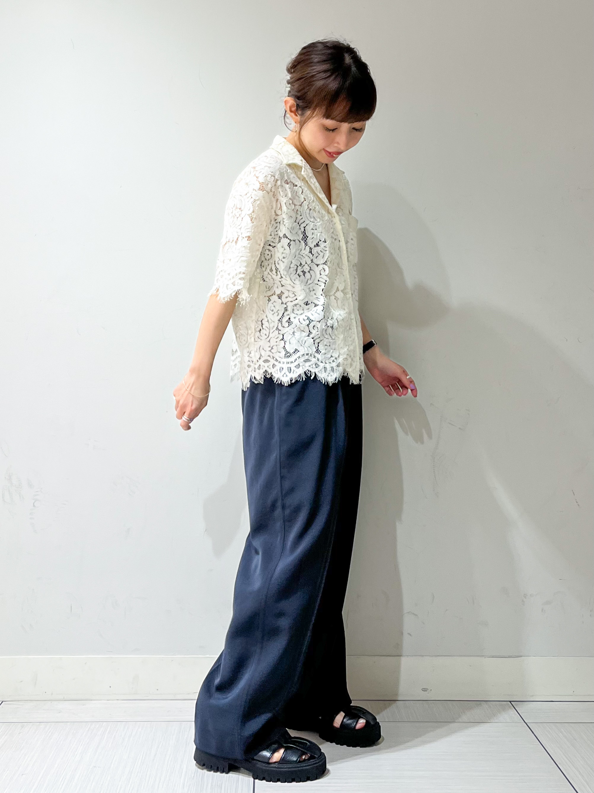 じゅんさんの「DRESSTERIOR｜【ウォッシャブル/羽織りにも便利】シアーコードレースブラウス」を使ったコーディネート