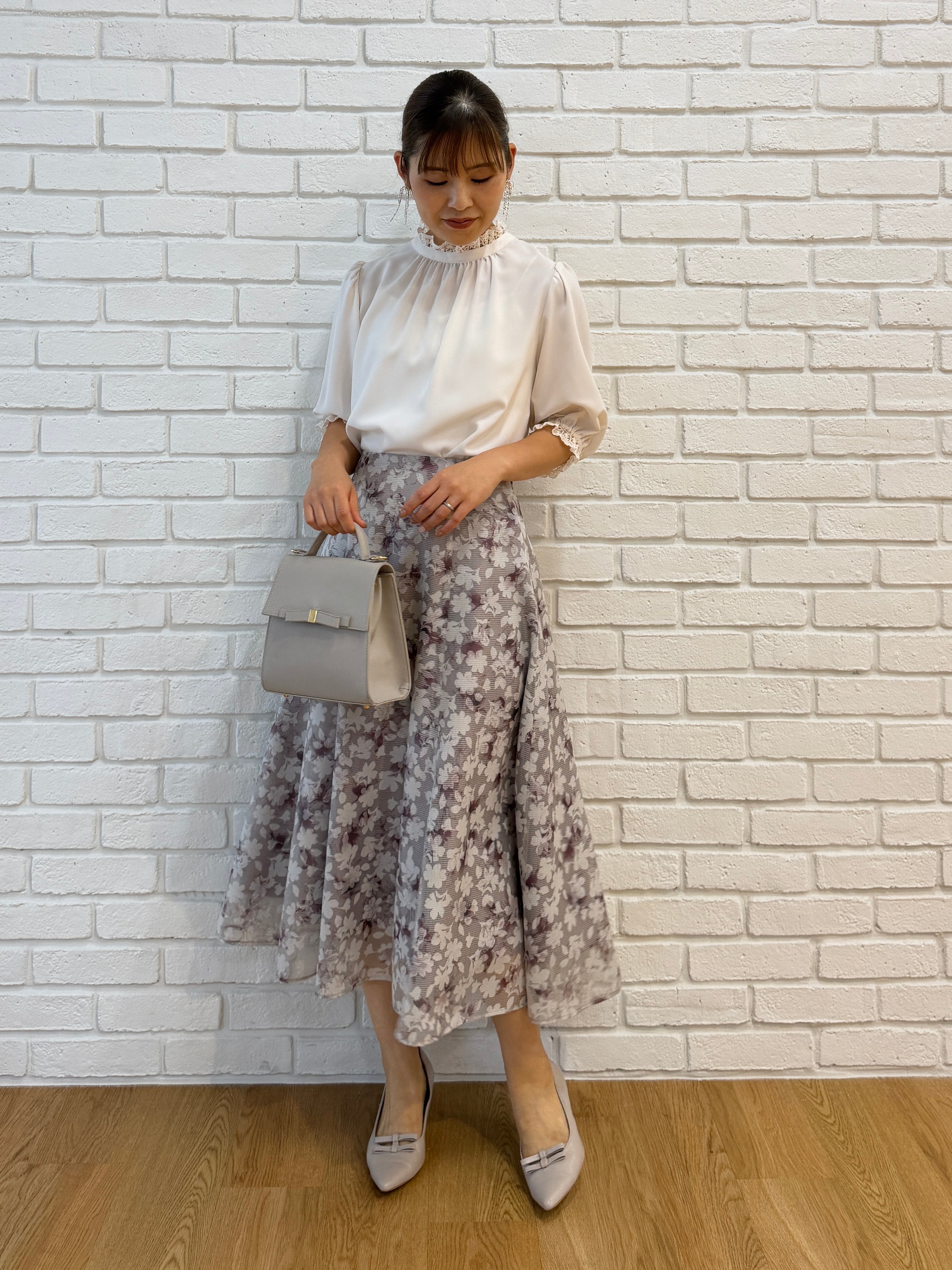 makiさんの「Couture brooch｜【大人上品・前後2WAY】エンブロレース 5分袖ブラウス【洗濯機可】」を使ったコーディネート