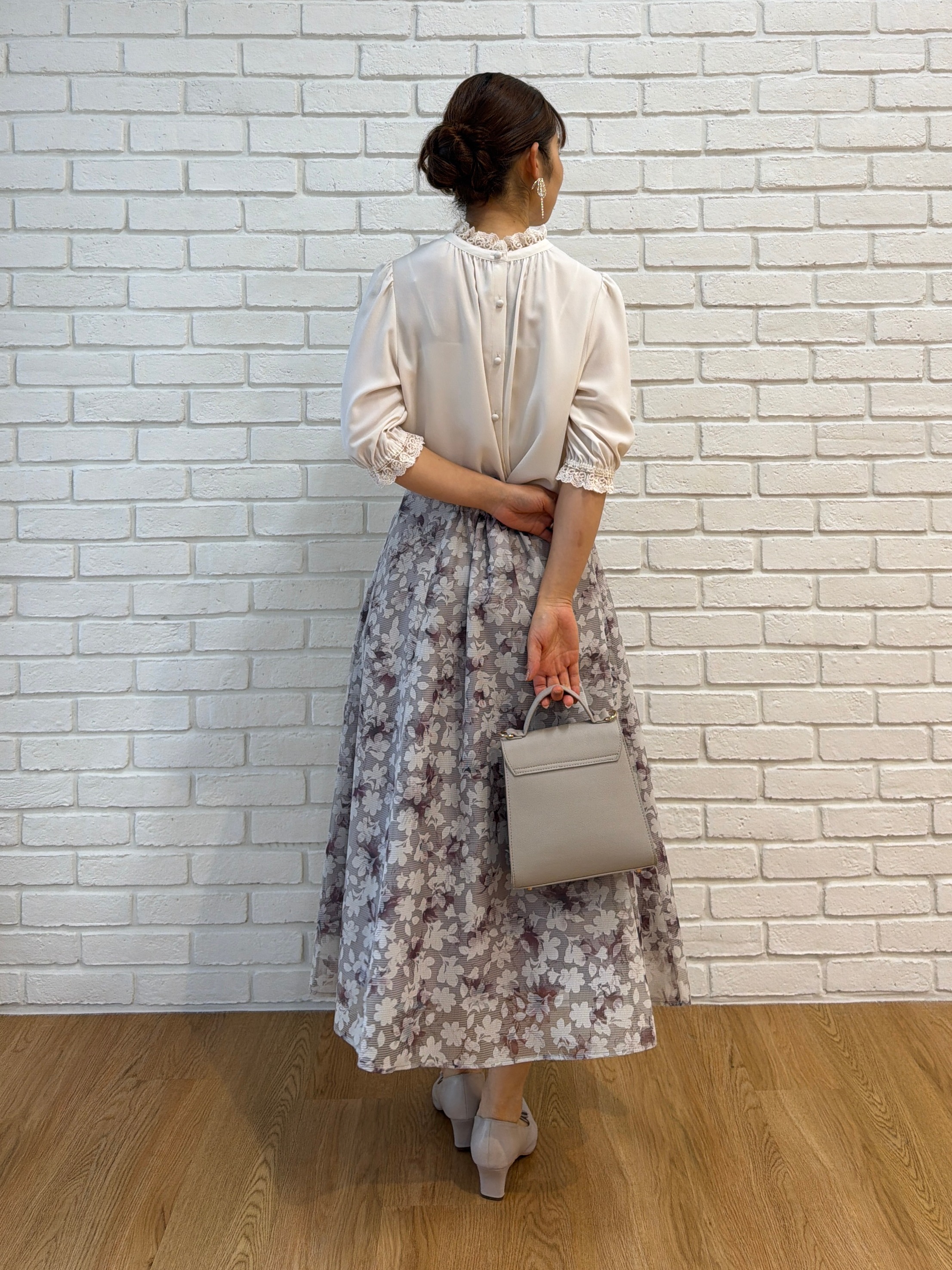 makiさんの「Couture brooch｜【大人上品・前後2WAY】エンブロレース 5分袖ブラウス【洗濯機可】」を使ったコーディネート