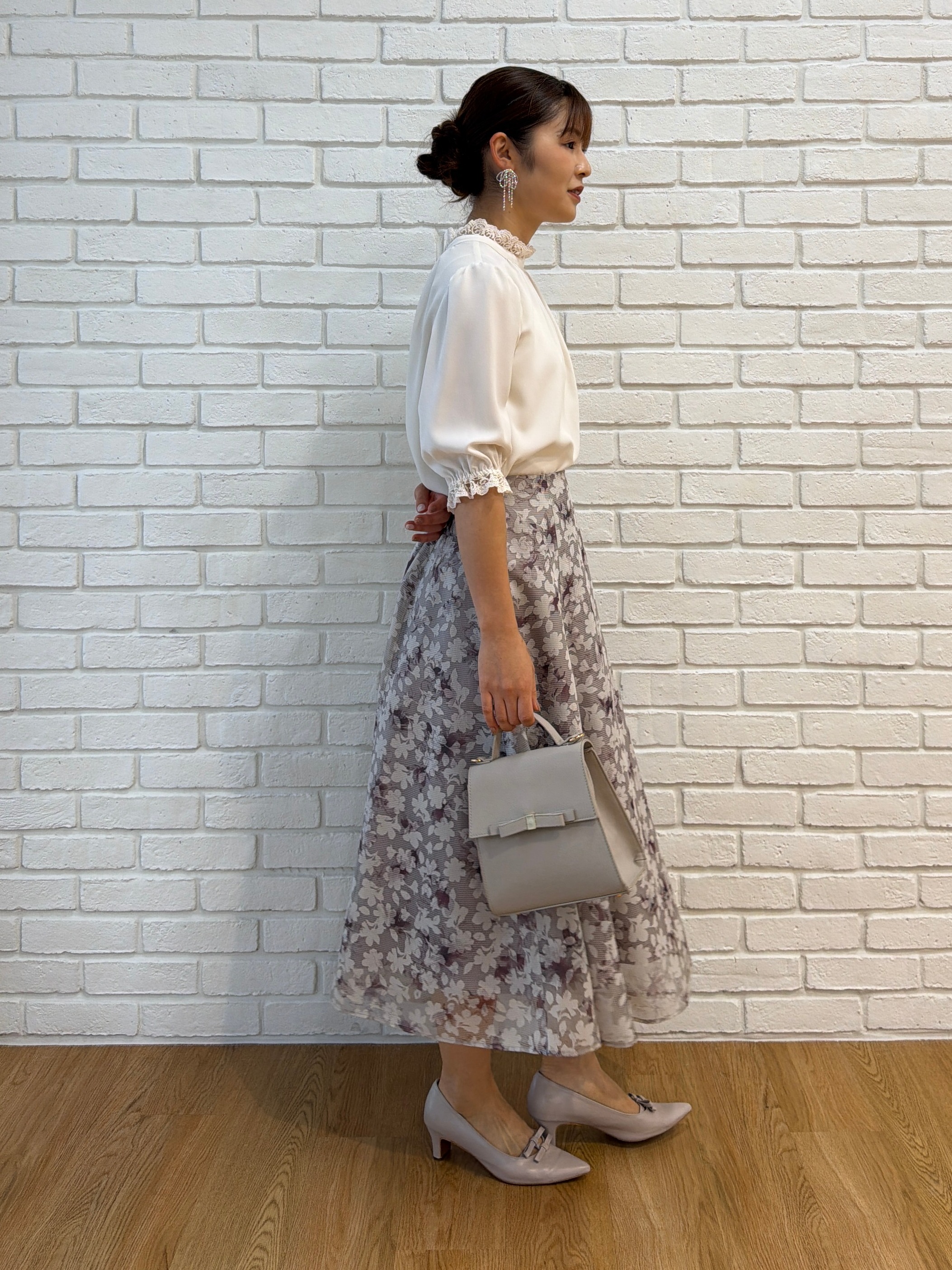 makiさんの「Couture brooch｜【大人上品・前後2WAY】エンブロレース 5分袖ブラウス【洗濯機可】」を使ったコーディネート