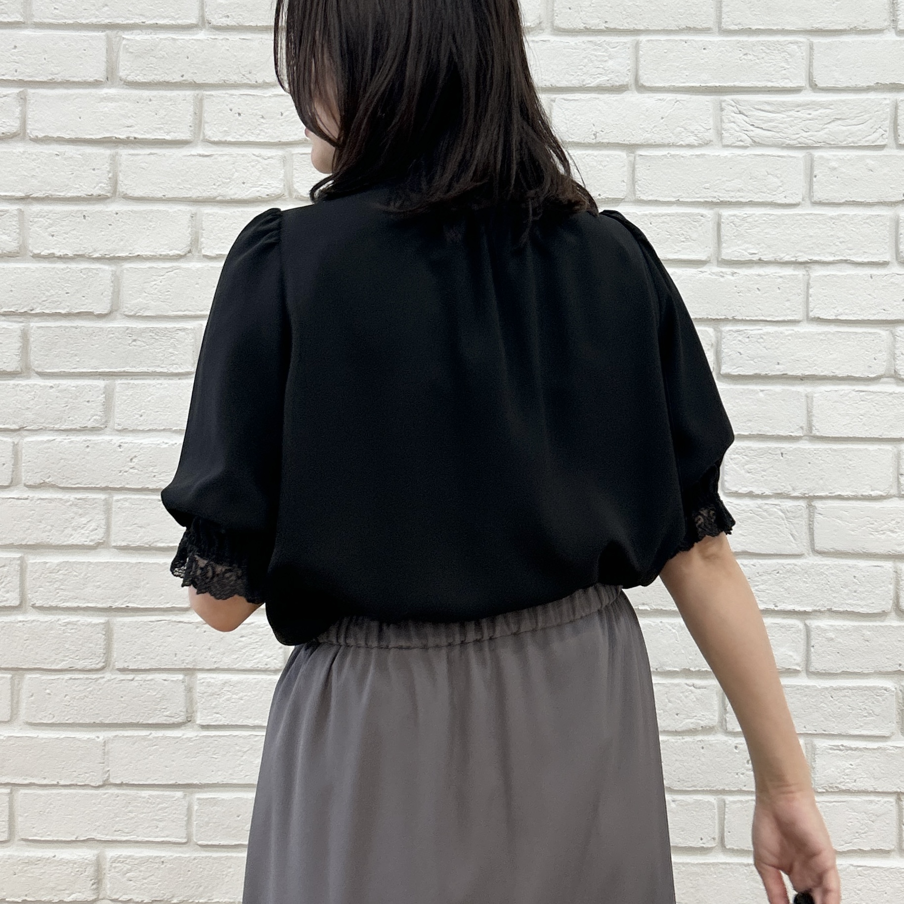 shinoさんの「Couture brooch｜【大人上品・前後2WAY】エンブロレース 5分袖ブラウス【洗濯機可】」を使ったコーディネート