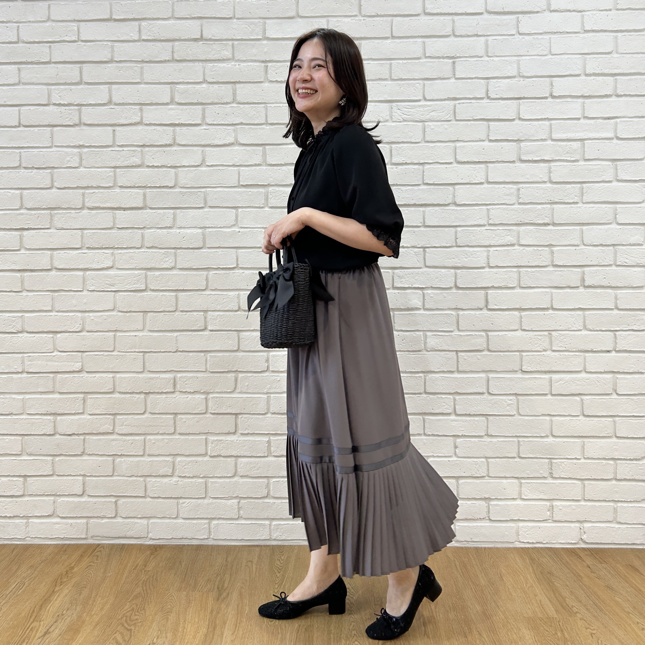 shinoさんの「Couture brooch｜【大人上品・前後2WAY】エンブロレース 5分袖ブラウス【洗濯機可】」を使ったコーディネート