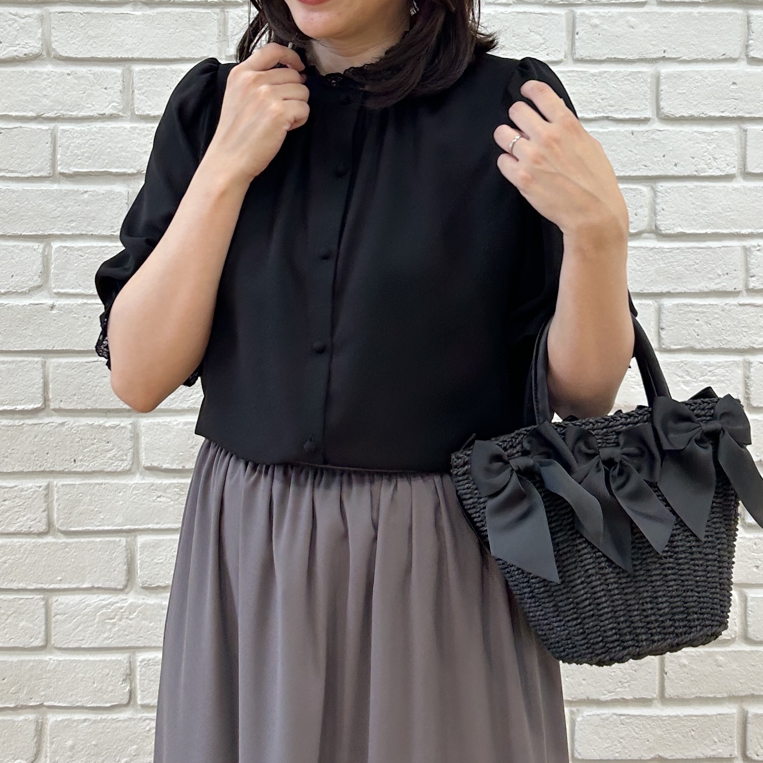shinoさんの「Couture brooch｜【大人上品・前後2WAY】エンブロレース 5分袖ブラウス【洗濯機可】」を使ったコーディネート