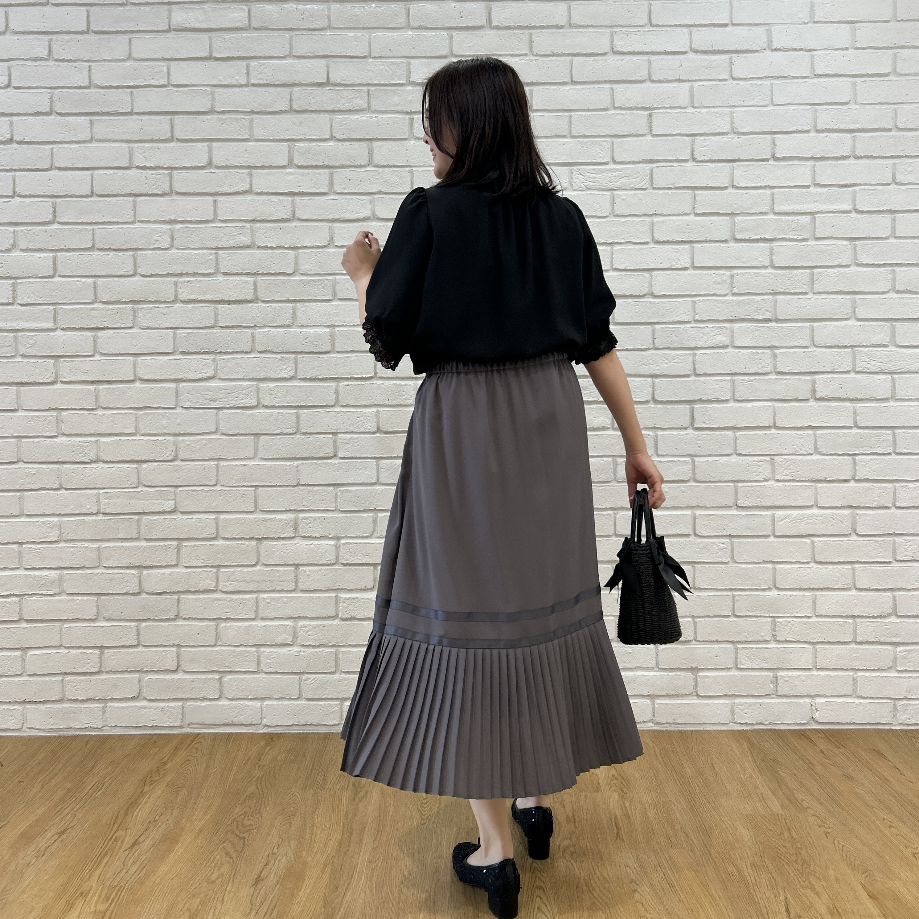 shinoさんの「Couture brooch｜【大人上品・前後2WAY】エンブロレース 5分袖ブラウス【洗濯機可】」を使ったコーディネート