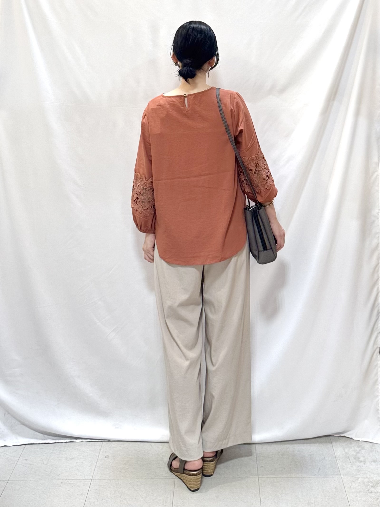 𝐇𝐢𝐫𝐨𝐦𝐢さんの「SHOO･LA･RUE｜【洗濯機可/S-LL/洗濯後しわになりにくい】刺繍レースで高見え インせず決まる主役ブラウス」を使ったコーディネート