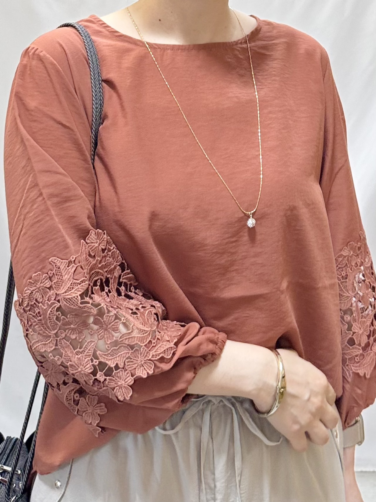 𝐇𝐢𝐫𝐨𝐦𝐢さんの「SHOO･LA･RUE｜【洗濯機可/S-LL/洗濯後しわになりにくい】刺繍レースで高見え インせず決まる主役ブラウス」を使ったコーディネート