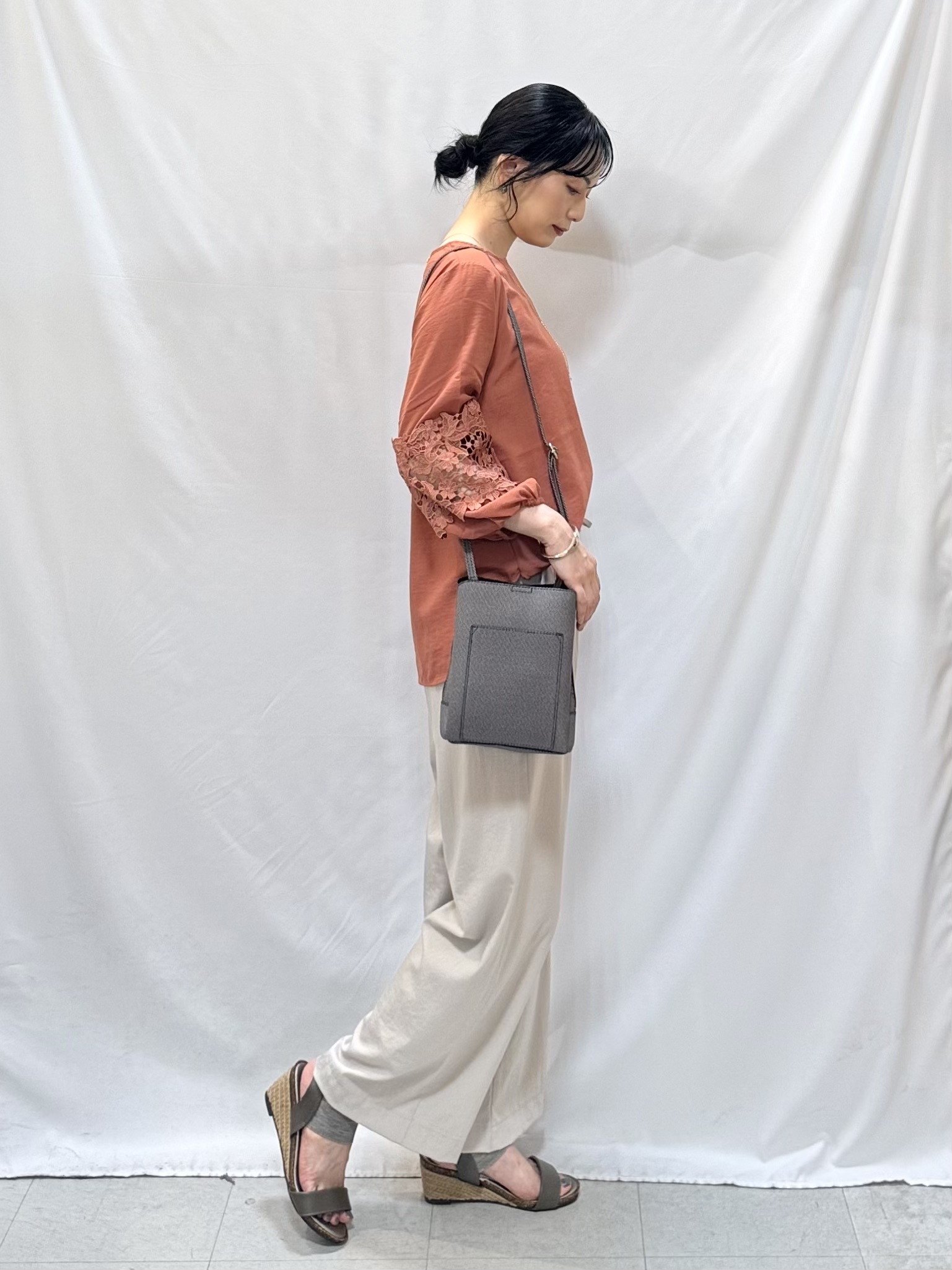 𝐇𝐢𝐫𝐨𝐦𝐢さんの「SHOO･LA･RUE｜【洗濯機可/S-LL/洗濯後しわになりにくい】刺繍レースで高見え インせず決まる主役ブラウス」を使ったコーディネート