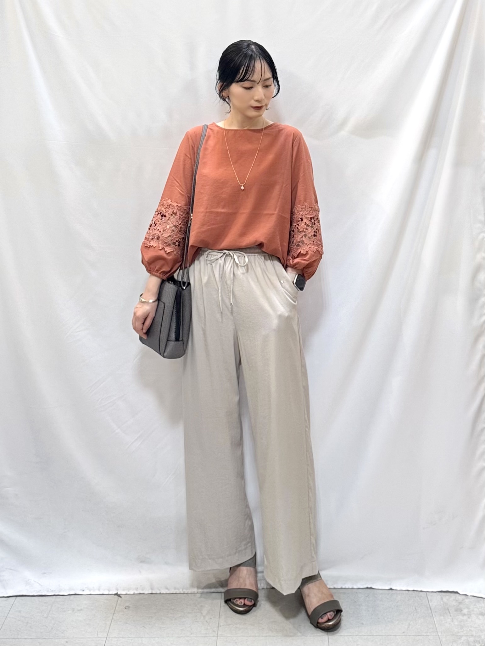𝐇𝐢𝐫𝐨𝐦𝐢さんの「SHOO･LA･RUE｜【洗濯機可/S-LL/洗濯後しわになりにくい】刺繍レースで高見え インせず決まる主役ブラウス」を使ったコーディネート