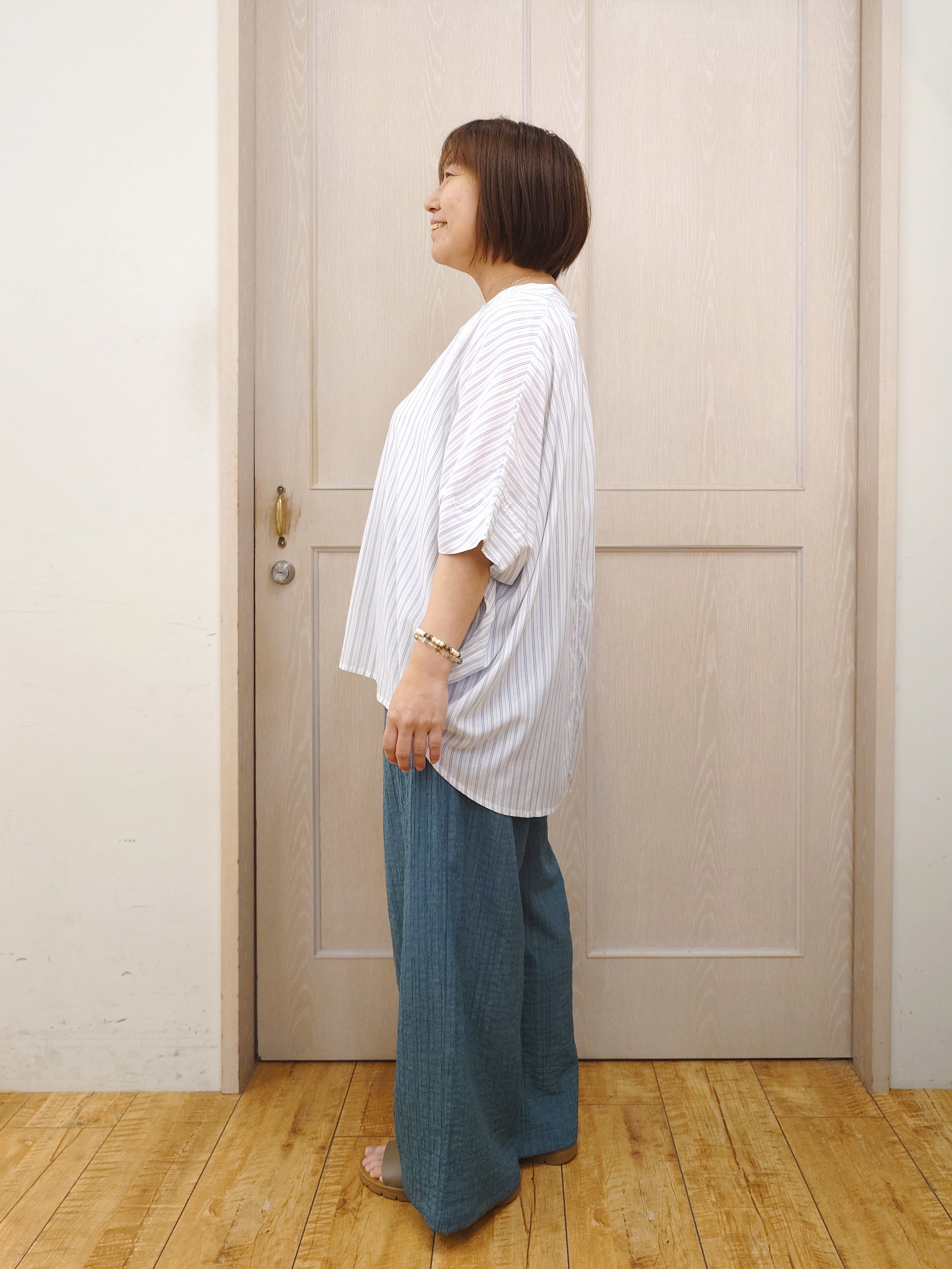 とろろさんの「SHOO･LA･RUE｜【洗濯機可/体型カバー】二の腕隠れる ゆるっとドルマンバンドカラーシャツ」を使ったコーディネート