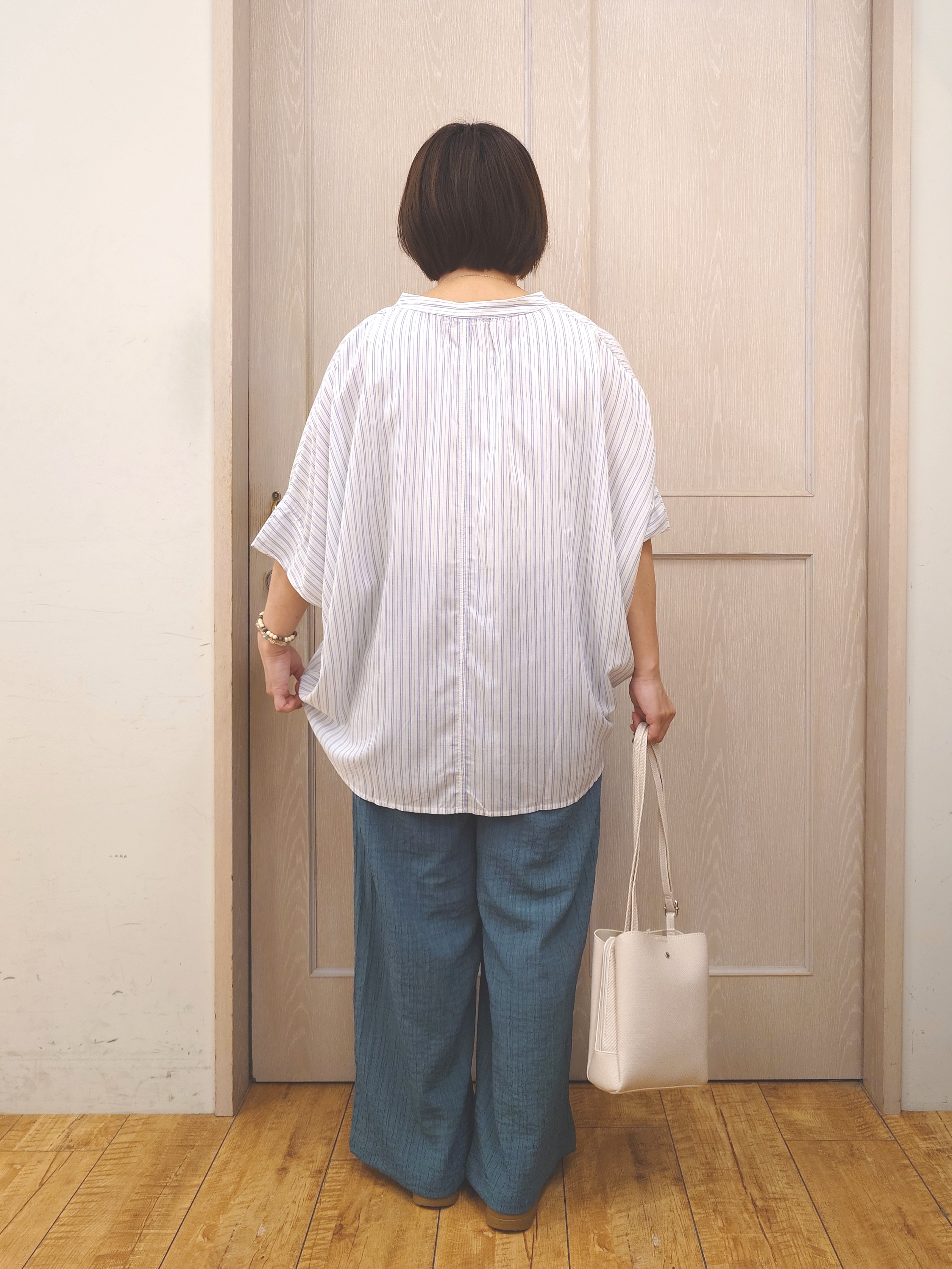 とろろさんの「SHOO･LA･RUE｜【洗濯機可/体型カバー】二の腕隠れる ゆるっとドルマンバンドカラーシャツ」を使ったコーディネート
