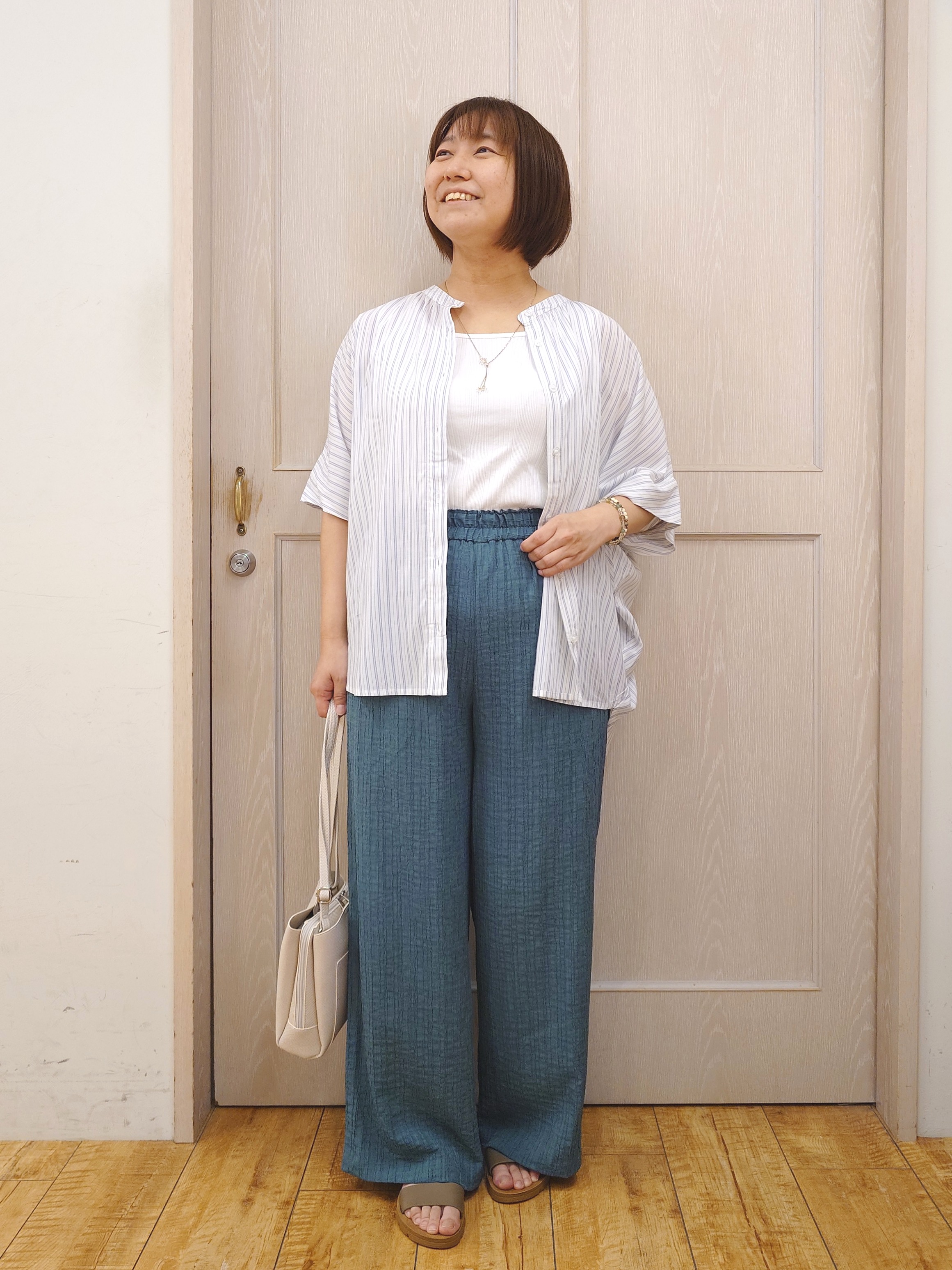 とろろさんの「SHOO･LA･RUE｜【洗濯機可/体型カバー】二の腕隠れる ゆるっとドルマンバンドカラーシャツ」を使ったコーディネート