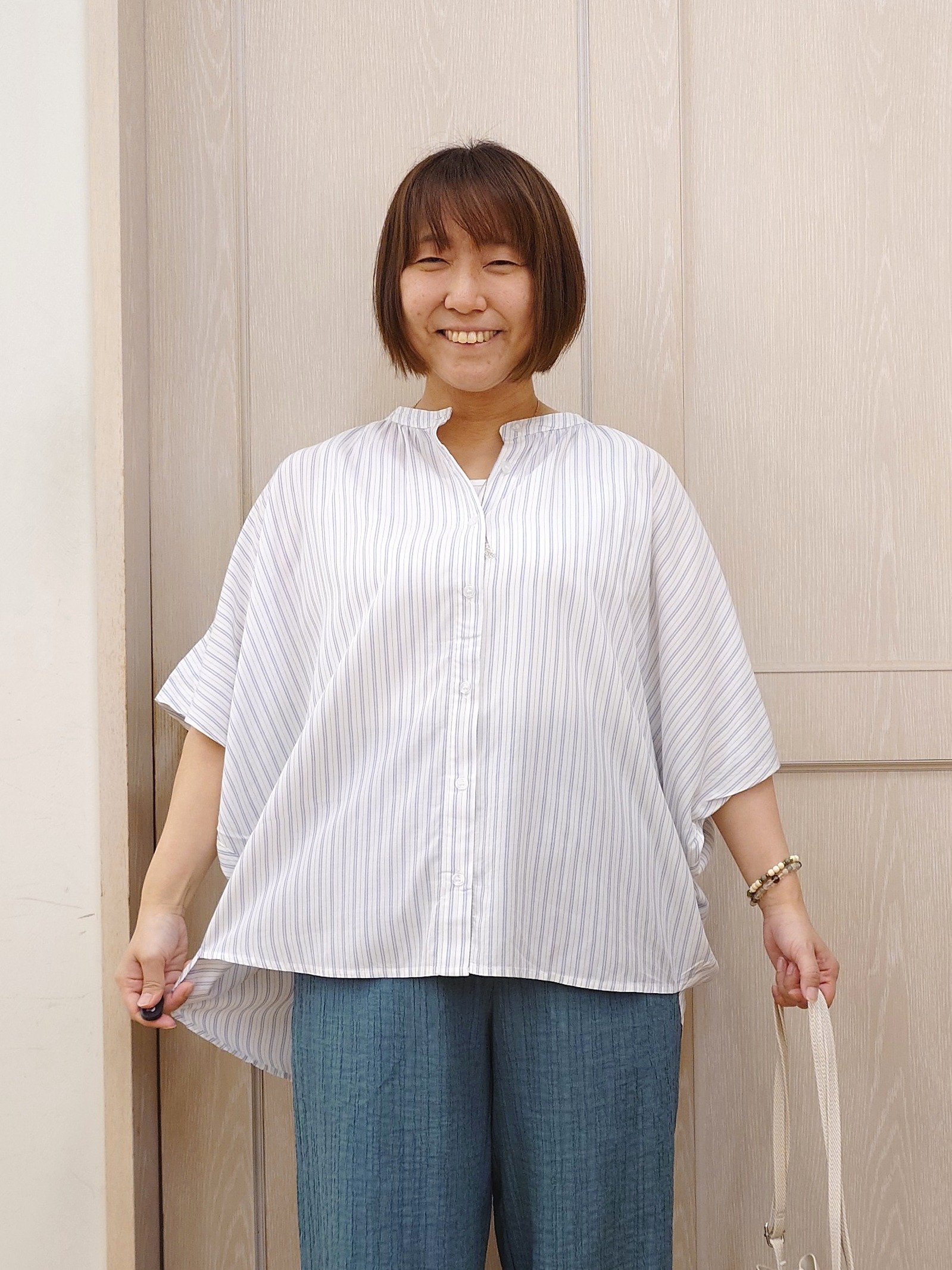 とろろさんの「SHOO･LA･RUE｜【洗濯機可/体型カバー】二の腕隠れる ゆるっとドルマンバンドカラーシャツ」を使ったコーディネート