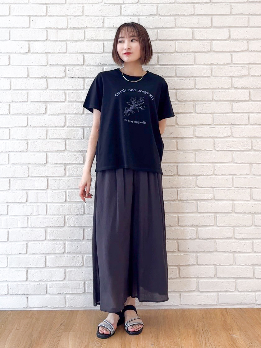 𝐜𝐡𝐢𝐤𝐚さんの「SHOO･LA･RUE｜【S-LL/洗濯機可】大人のベーシックカラープリントTシャツ」を使ったコーディネート