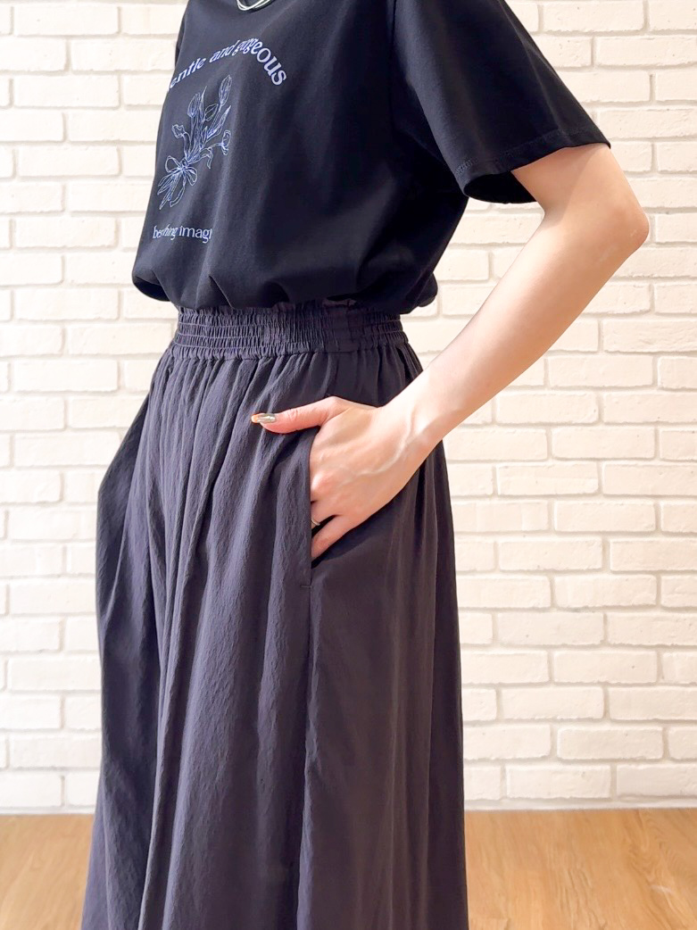 𝐜𝐡𝐢𝐤𝐚さんの「SHOO･LA･RUE｜【S-LL/洗濯機可】大人のベーシックカラープリントTシャツ」を使ったコーディネート