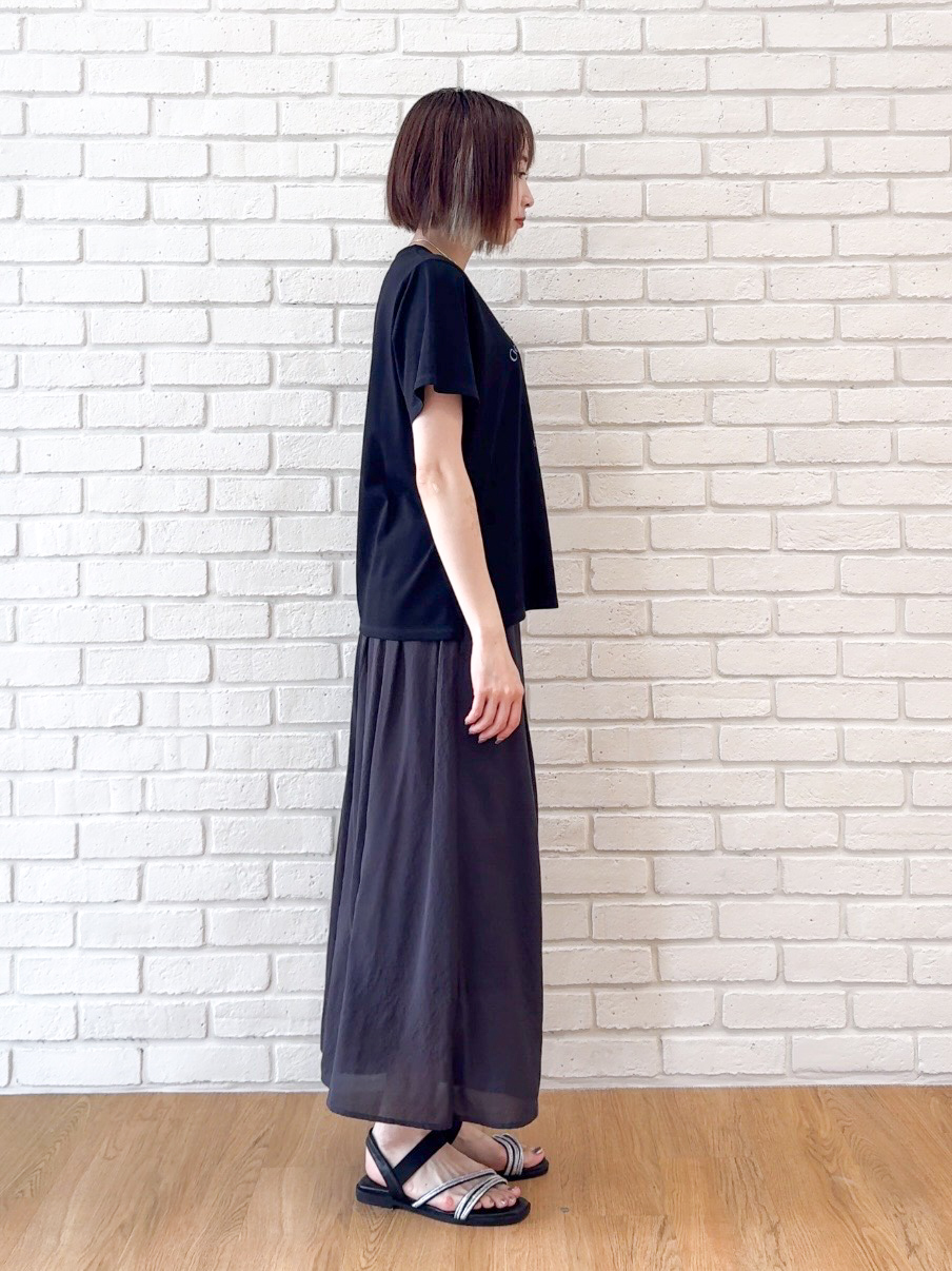 𝐜𝐡𝐢𝐤𝐚さんの「SHOO･LA･RUE｜【S-LL/洗濯機可】大人のベーシックカラープリントTシャツ」を使ったコーディネート