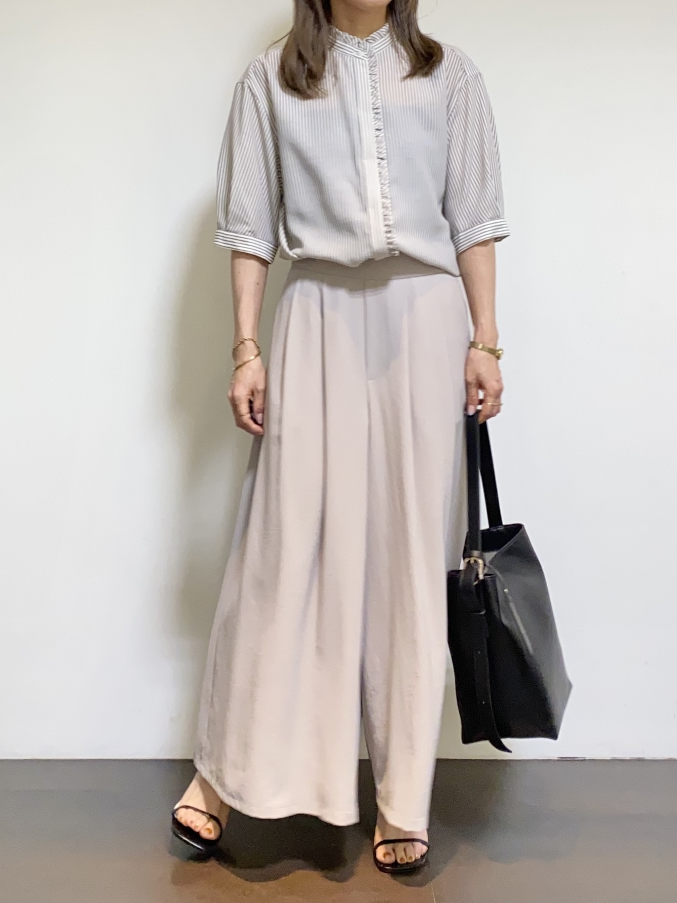 tomoさんの「UNTITLED｜【接触冷感/通気性/洗える】スタンドカラーフリルブラウス」を使ったコーディネート