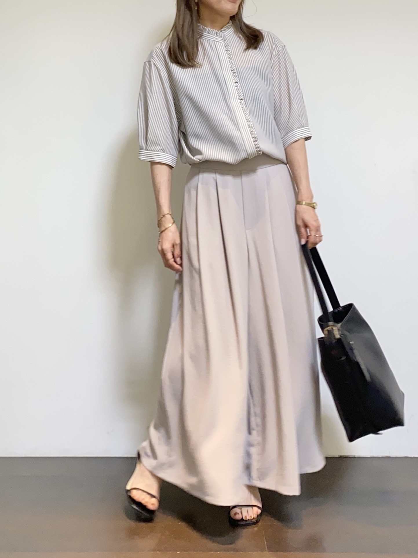 tomoさんの「UNTITLED｜【接触冷感/通気性/洗える】スタンドカラーフリルブラウス」を使ったコーディネート