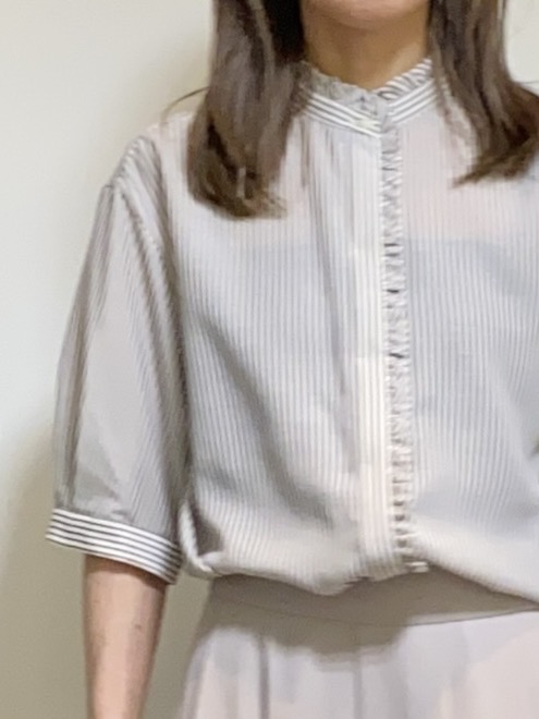 tomoさんの「UNTITLED｜【接触冷感/通気性/洗える】スタンドカラーフリルブラウス」を使ったコーディネート