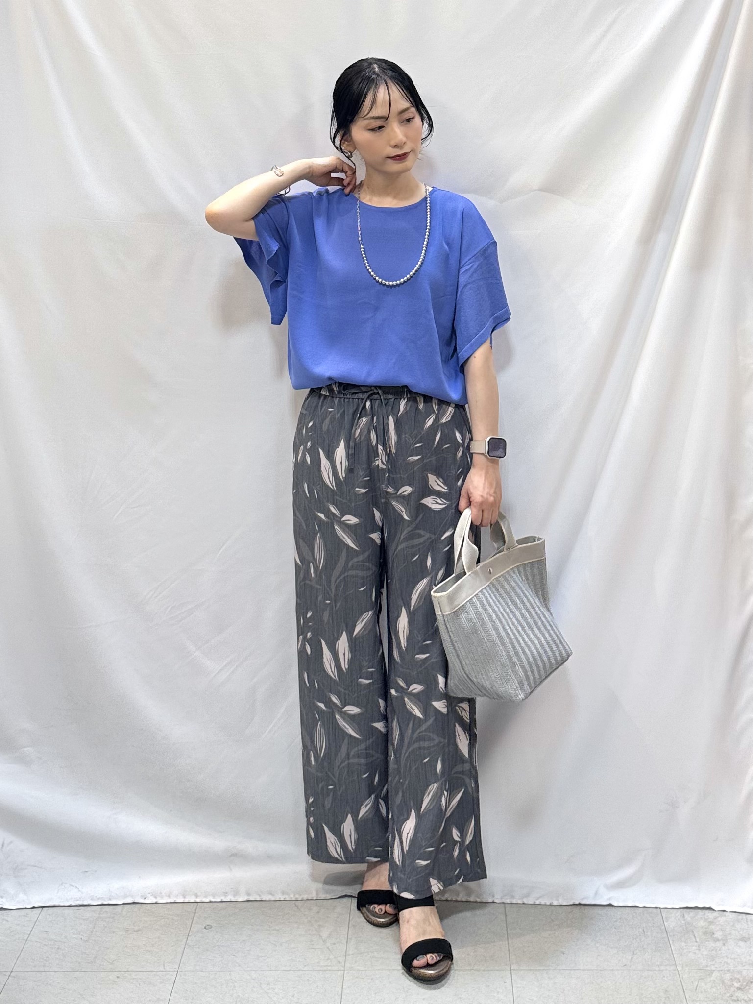𝐇𝐢𝐫𝐨𝐦𝐢さんの「SHOO･LA･RUE｜【S-LL/洗濯機可】インせず着られる ひらり袖ニット」を使ったコーディネート