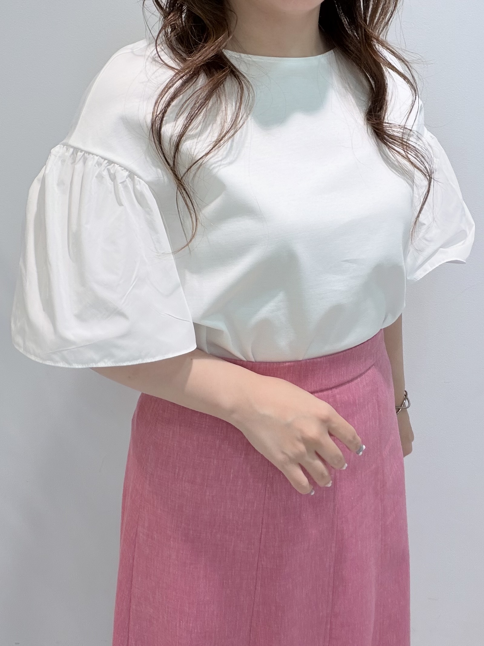 Hitomiさんの「COUP DE CHANCE｜【手洗い可／日本製】フレアスリーブプルオーバー」を使ったコーディネート