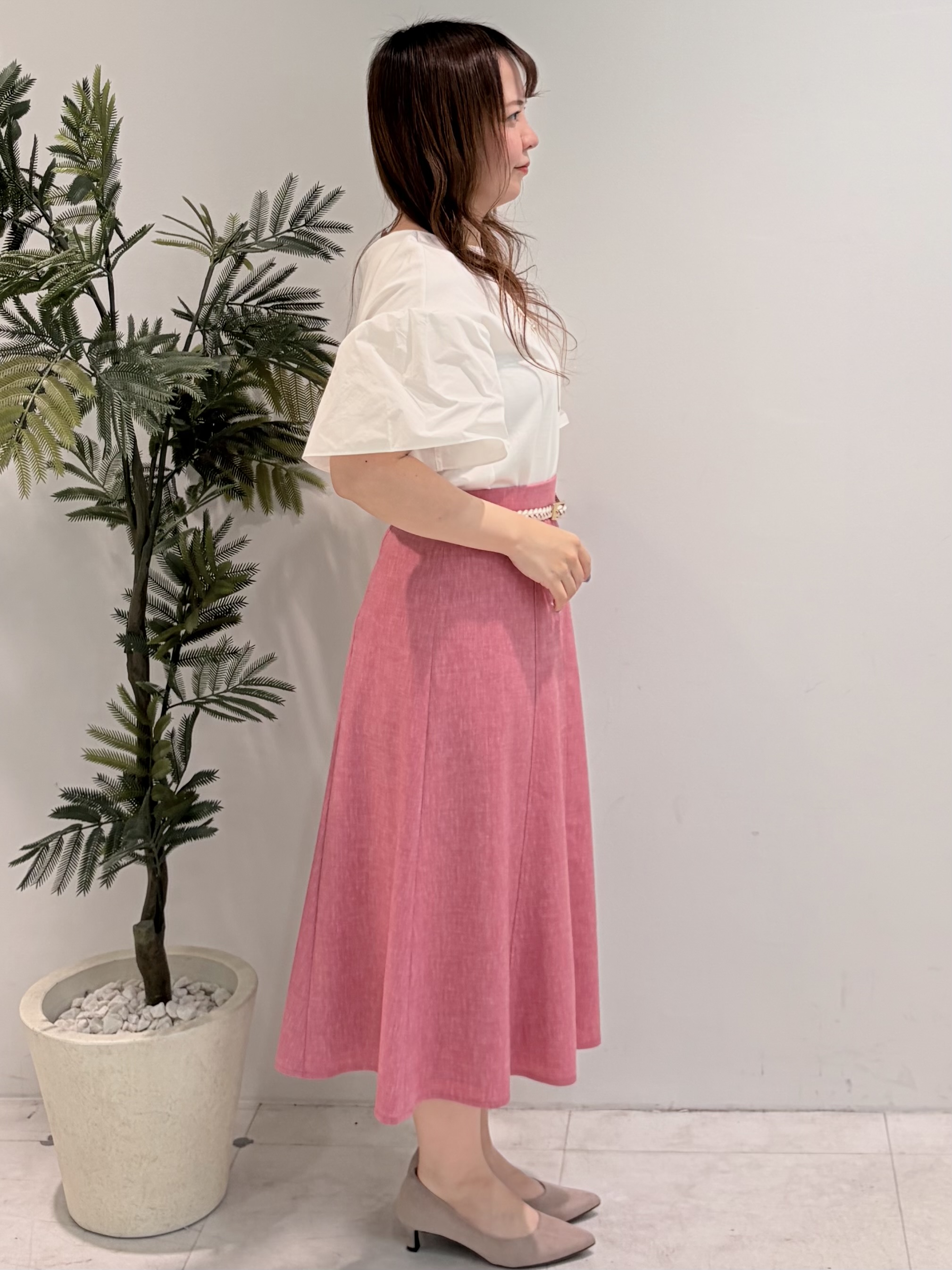 Hitomiさんの「COUP DE CHANCE｜【手洗い可／日本製】フレアスリーブプルオーバー」を使ったコーディネート
