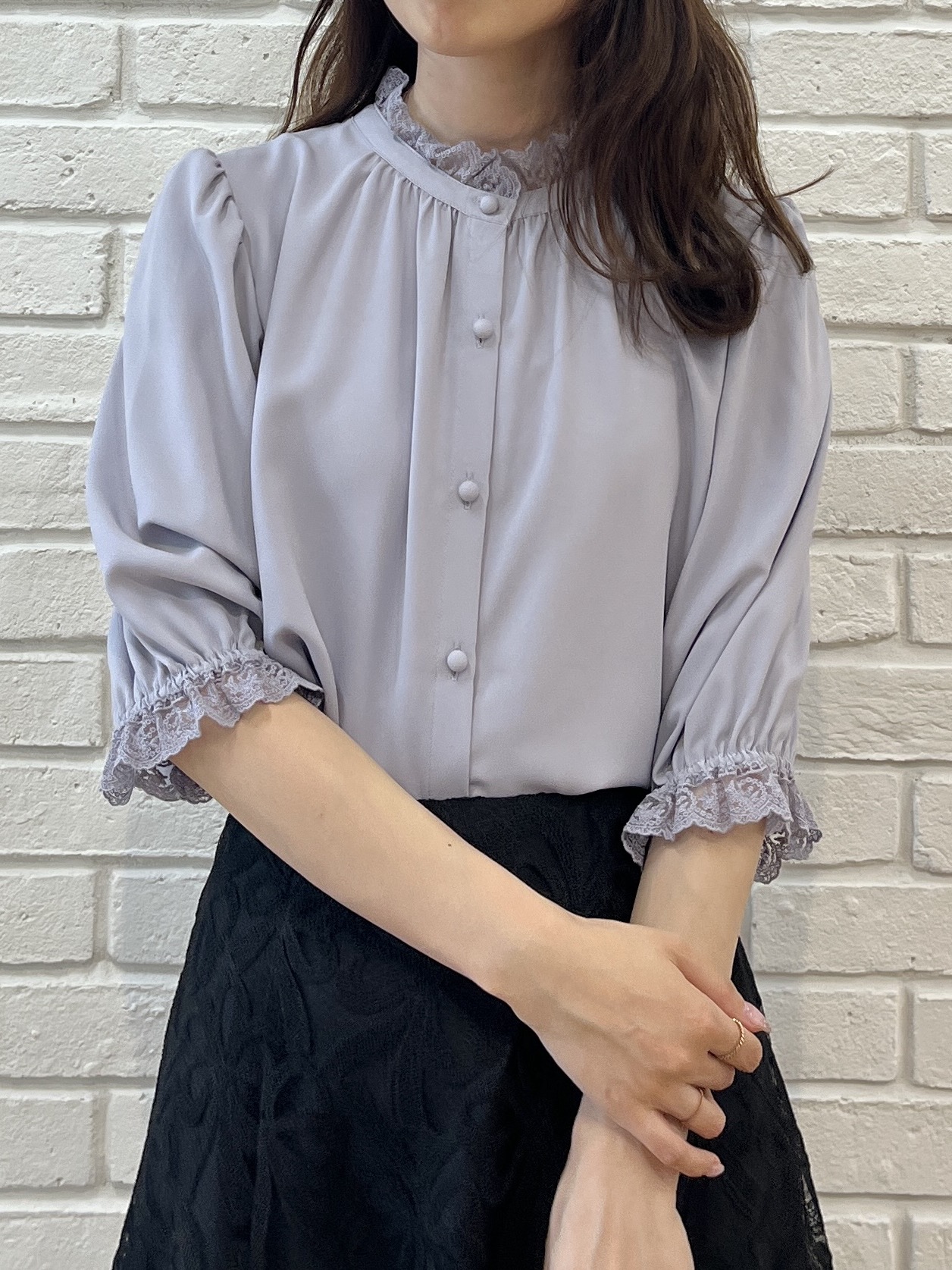 はばさんの「Couture brooch｜【大人上品・前後2WAY】エンブロレース 5分袖ブラウス【洗濯機可】」を使ったコーディネート