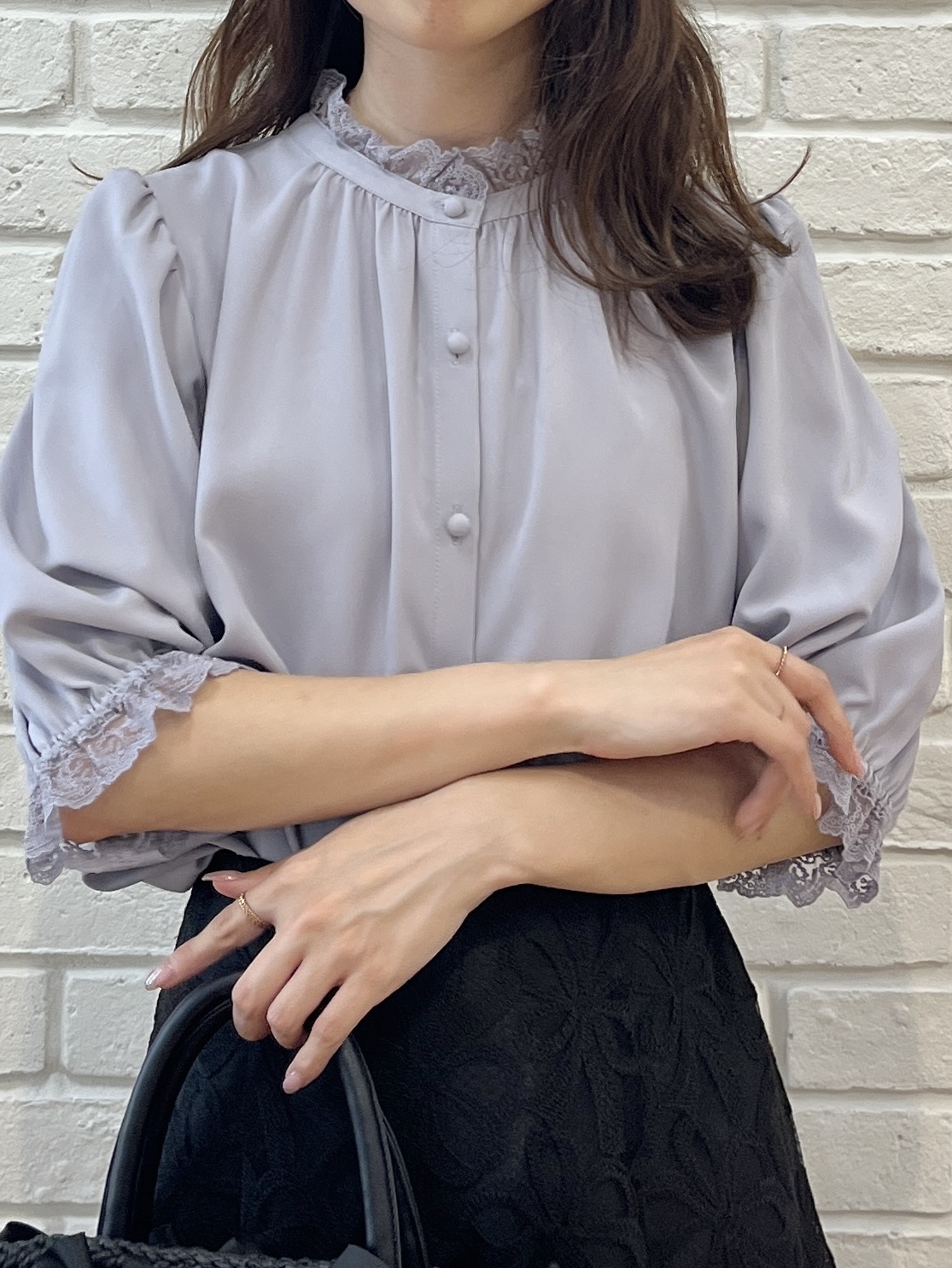 はばさんの「Couture brooch｜【大人上品・前後2WAY】エンブロレース 5分袖ブラウス【洗濯機可】」を使ったコーディネート