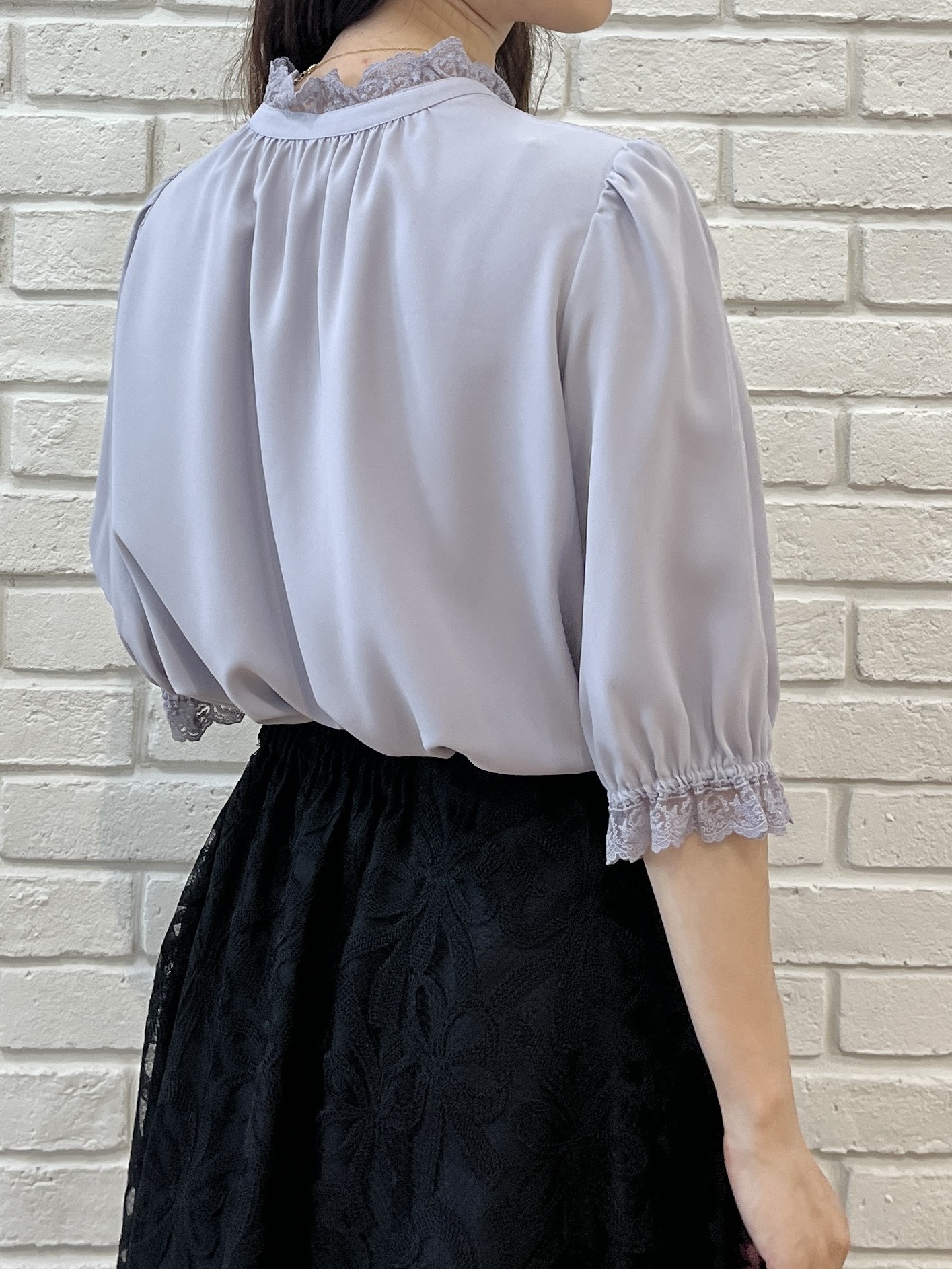 はばさんの「Couture brooch｜【大人上品・前後2WAY】エンブロレース 5分袖ブラウス【洗濯機可】」を使ったコーディネート