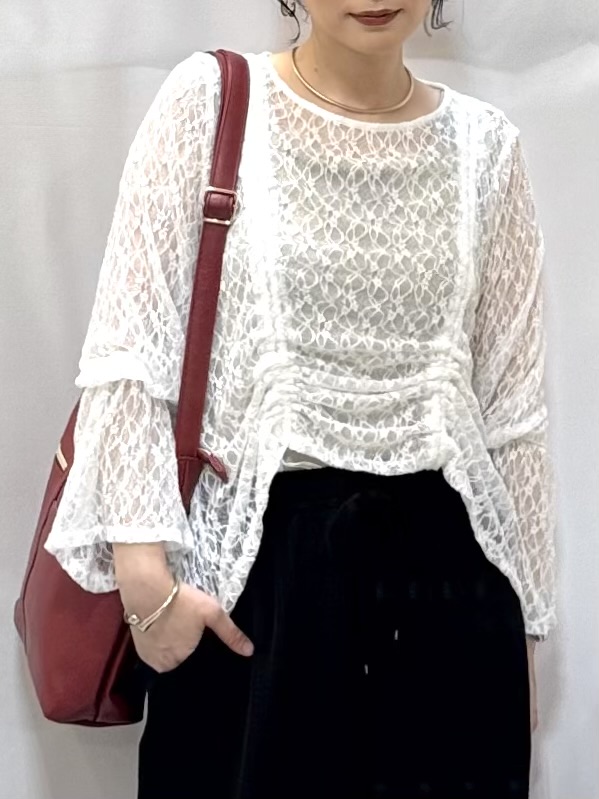 𝐇𝐢𝐫𝐨𝐦𝐢さんの「SHOO･LA･RUE｜レースで華やかに映える 旬な透け感の レースシャーリングトップス」を使ったコーディネート