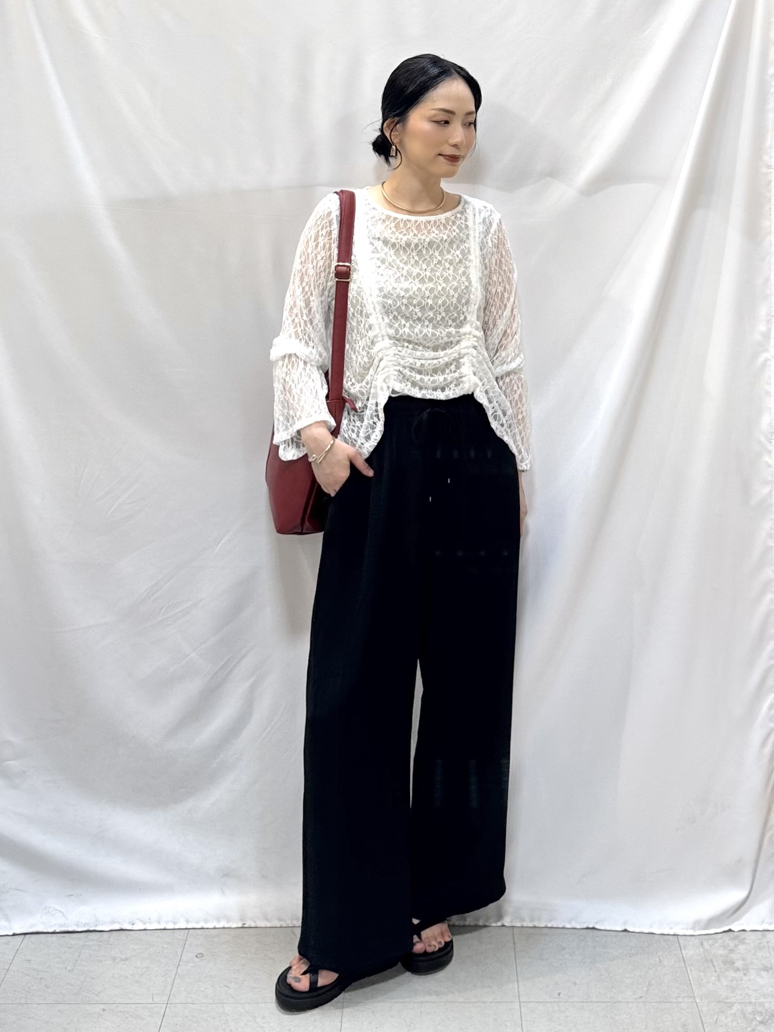 𝐇𝐢𝐫𝐨𝐦𝐢さんの「SHOO･LA･RUE｜レースで華やかに映える 旬な透け感の レースシャーリングトップス」を使ったコーディネート