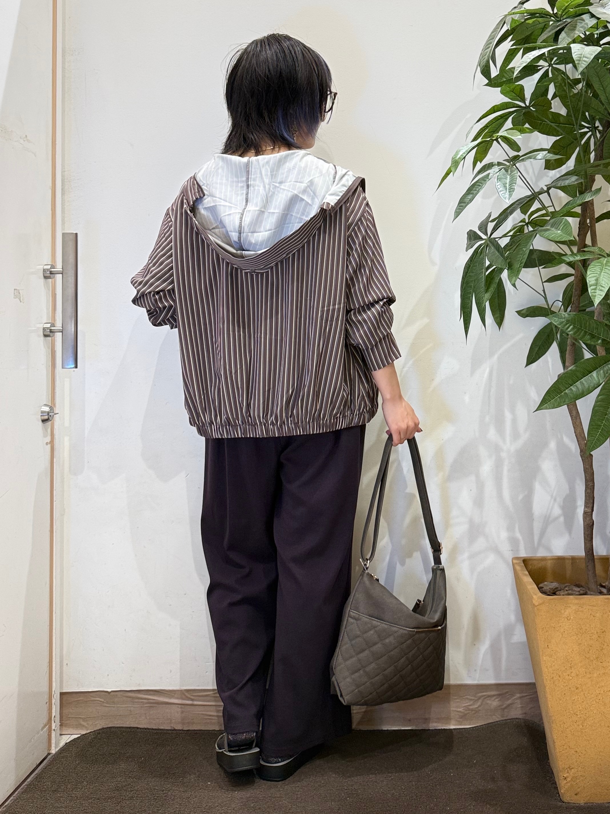 misakiさんの「SHOO･LA･RUE｜【洗濯後しわになりにくい/S-LL】お顔も手の甲もしっかりカバー　日よけ・指穴付きUVパーカ」を使ったコーディネート