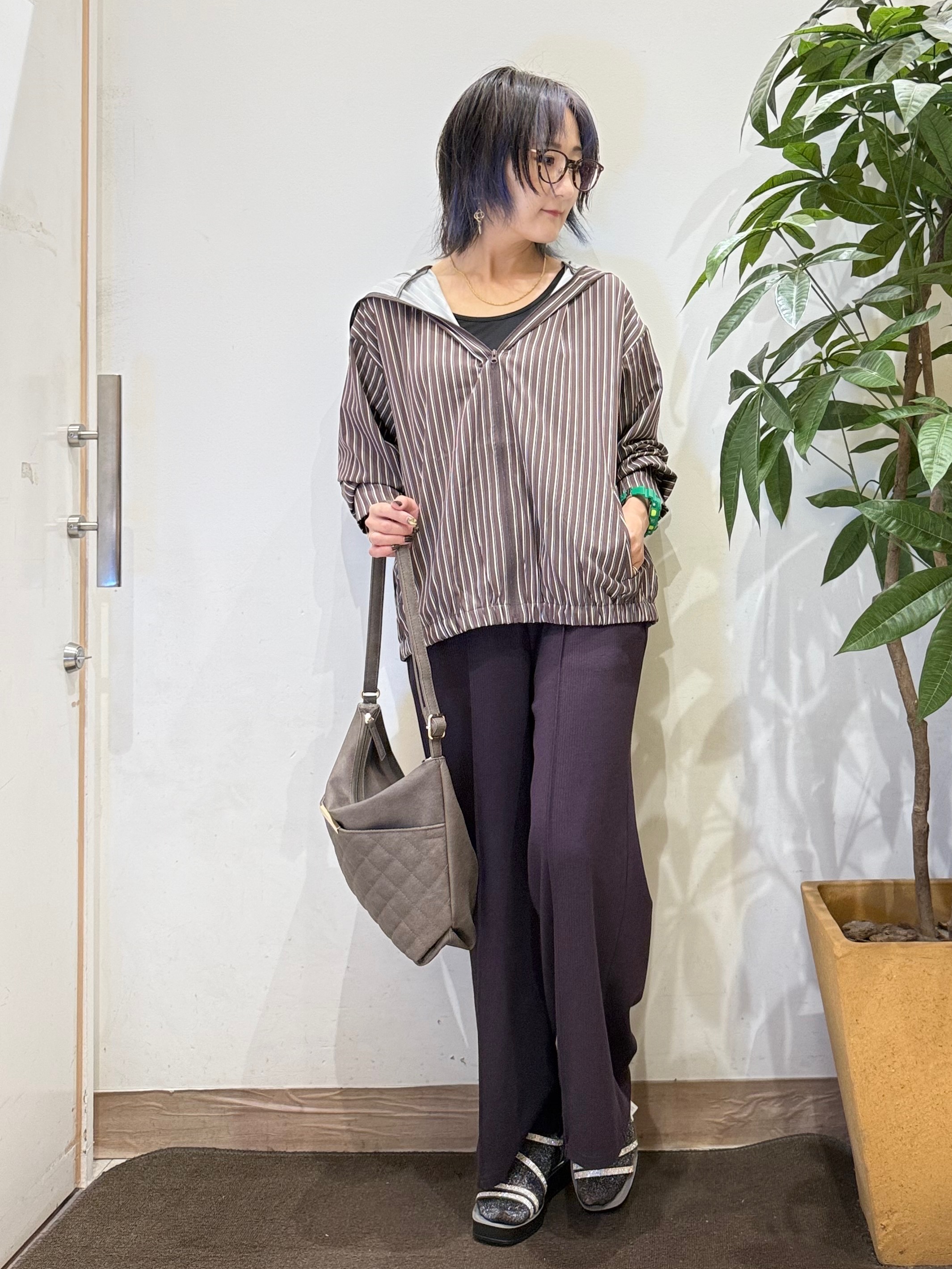 misakiさんの「SHOO･LA･RUE｜【洗濯後しわになりにくい/S-LL】お顔も手の甲もしっかりカバー　日よけ・指穴付きUVパーカ」を使ったコーディネート