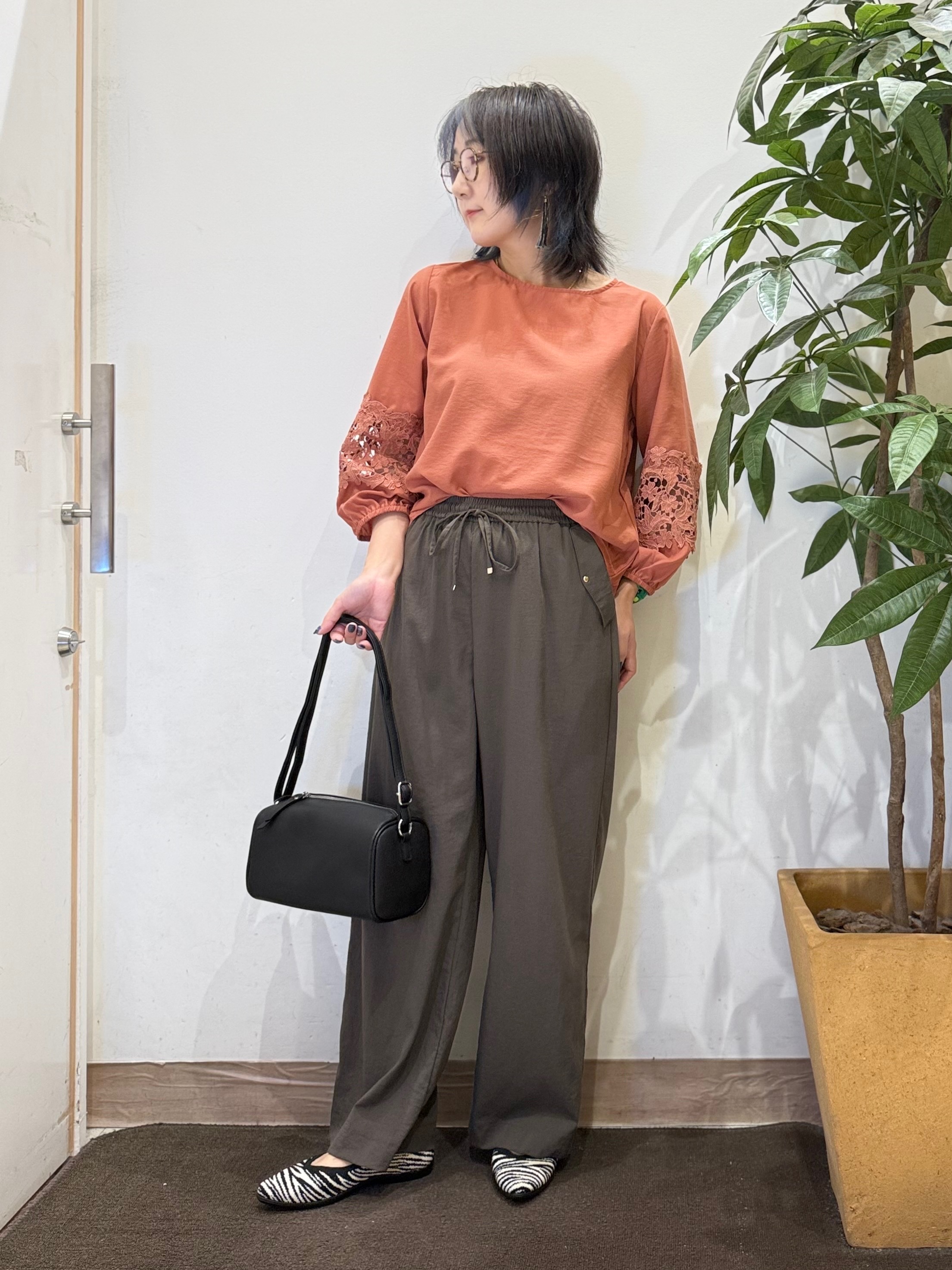 misakiさんの「SHOO･LA･RUE｜【洗濯機可/S-LL/洗濯後しわになりにくい】刺繍レースで高見え インせず決まる主役ブラウス」を使ったコーディネート