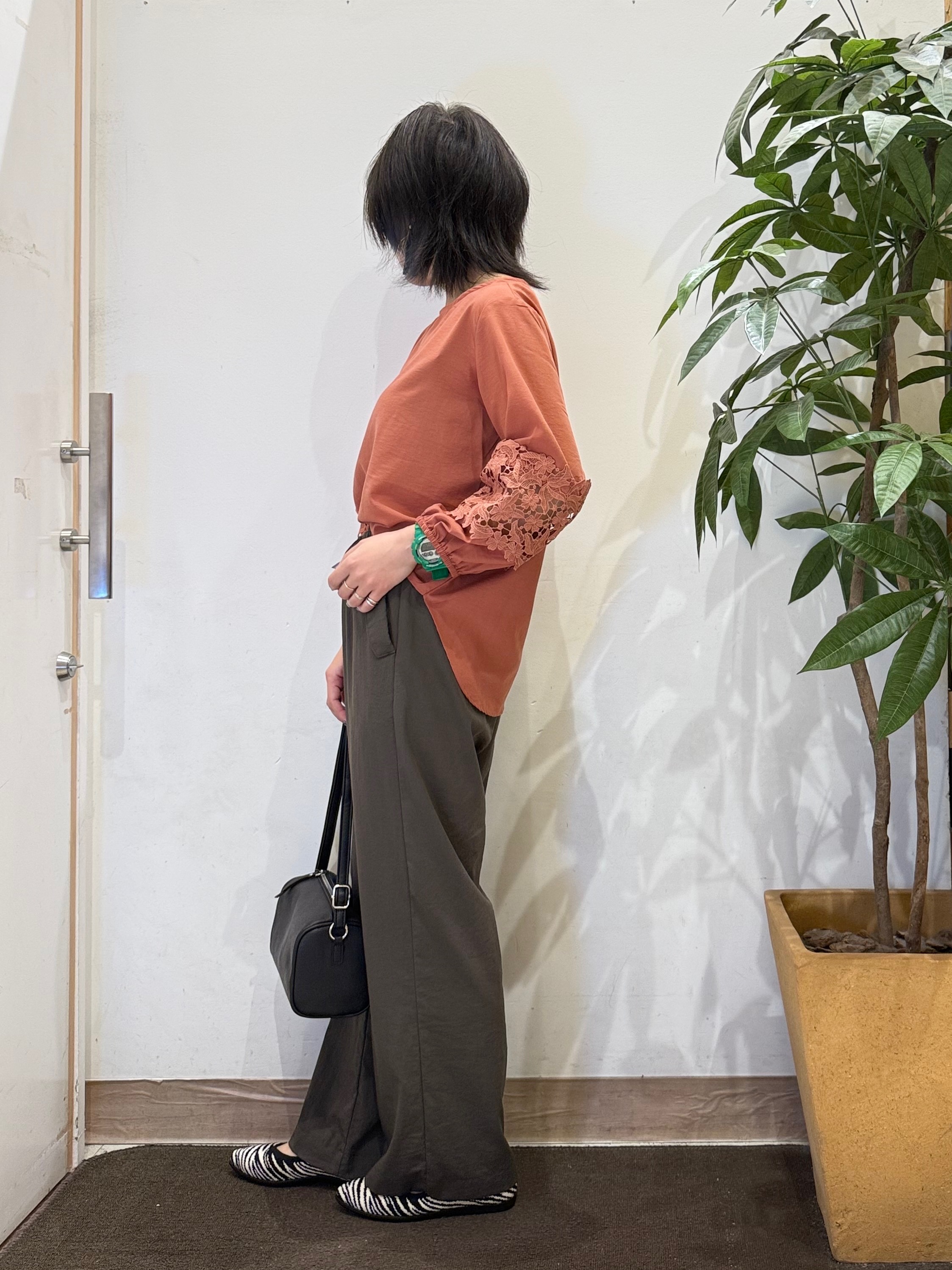 misakiさんの「SHOO･LA･RUE｜【洗濯機可/S-LL/洗濯後しわになりにくい】刺繍レースで高見え インせず決まる主役ブラウス」を使ったコーディネート