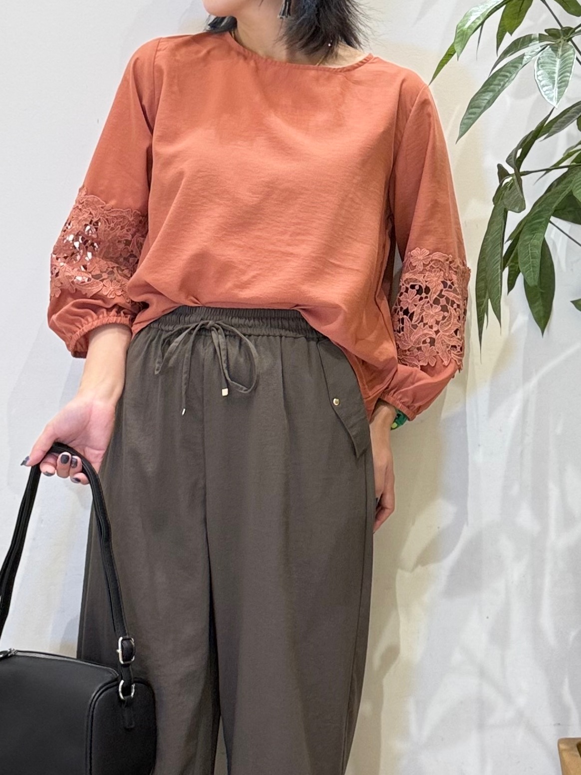 misakiさんの「SHOO･LA･RUE｜【洗濯機可/S-LL/洗濯後しわになりにくい】刺繍レースで高見え インせず決まる主役ブラウス」を使ったコーディネート