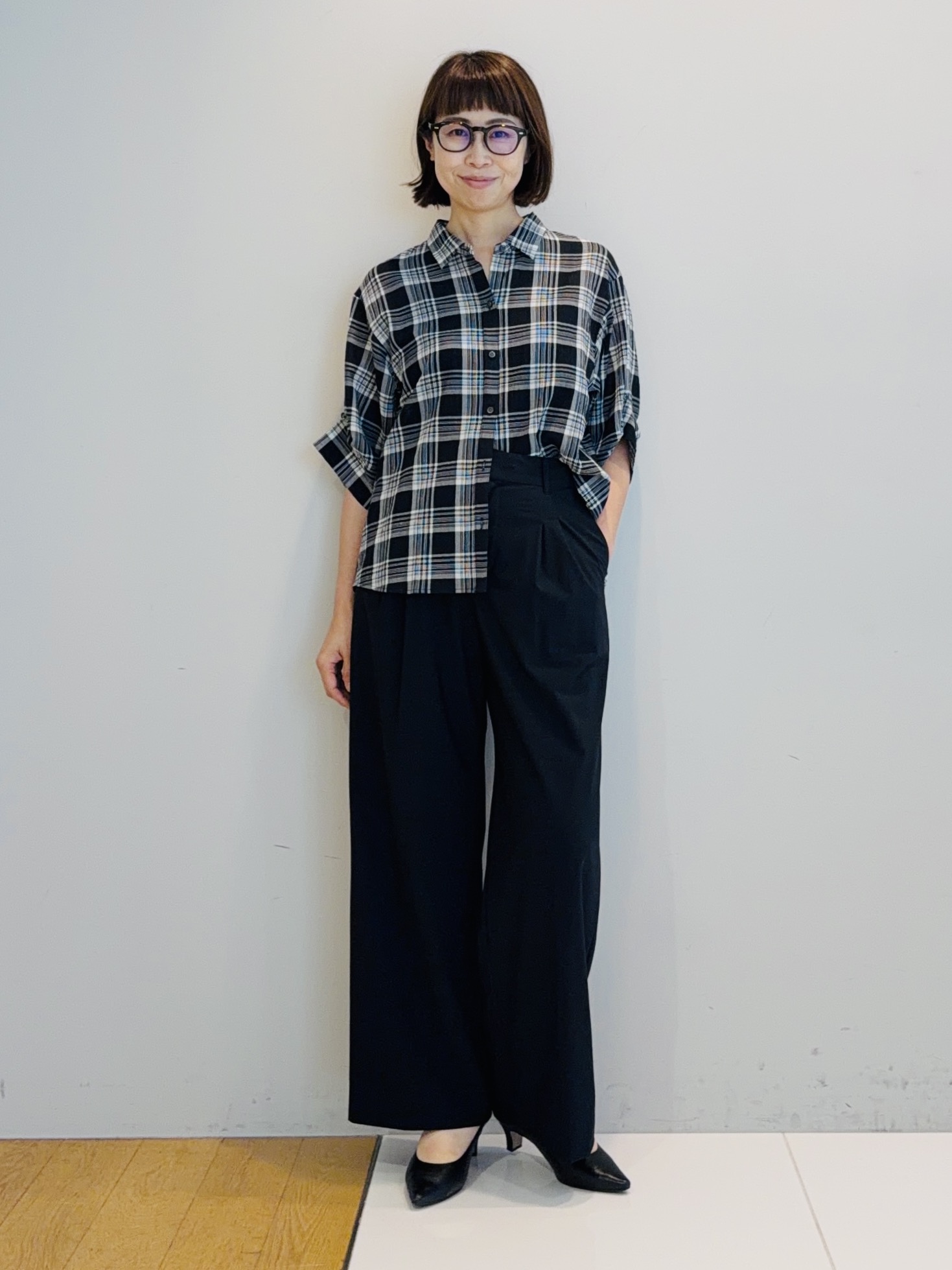 murayamaさんの「INDIVI｜【コットン100％／透け感／2WAY】袖アレンジ チェックシャツ」を使ったコーディネート