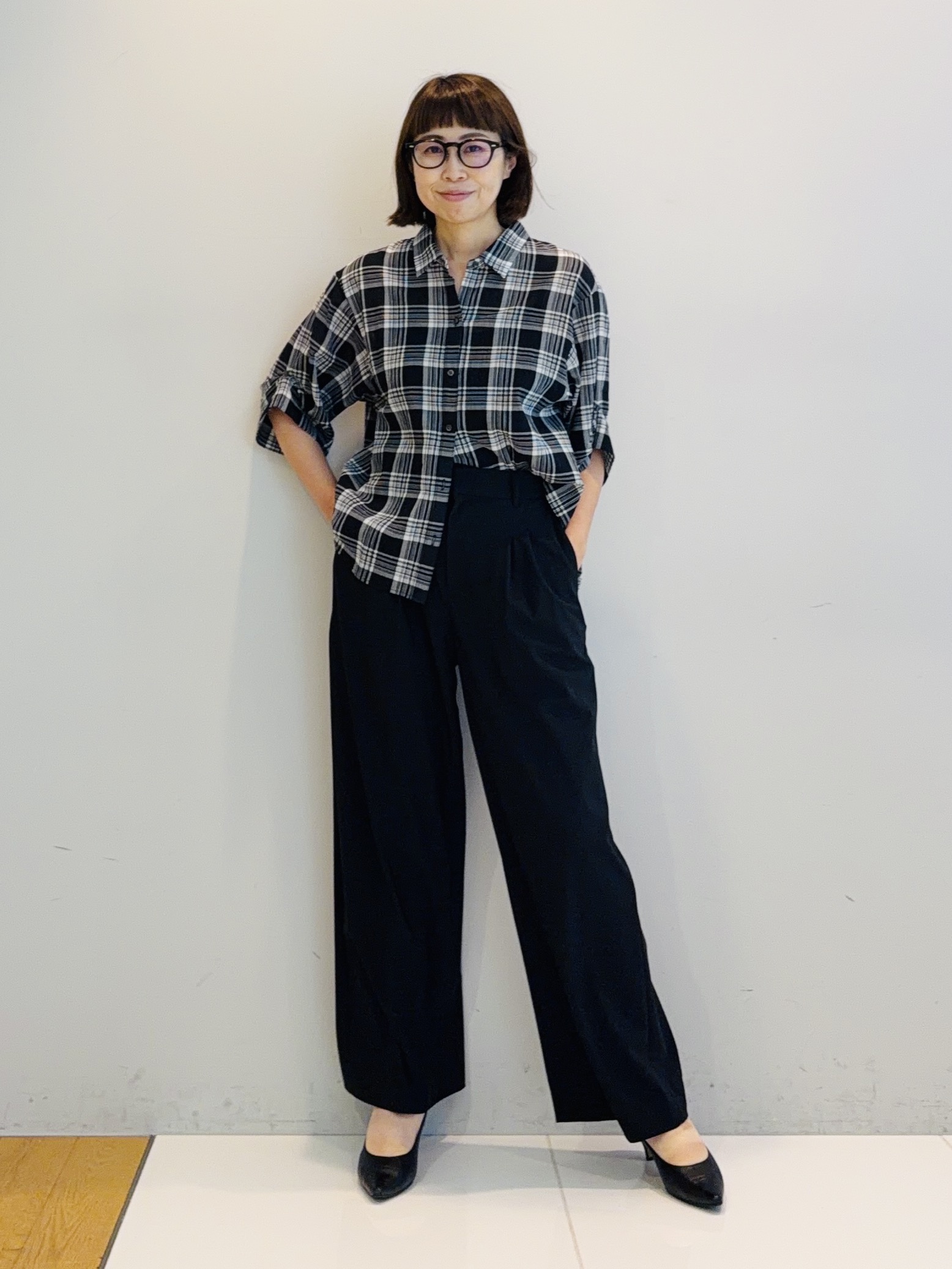 murayamaさんの「INDIVI｜【コットン100％／透け感／2WAY】袖アレンジ チェックシャツ」を使ったコーディネート