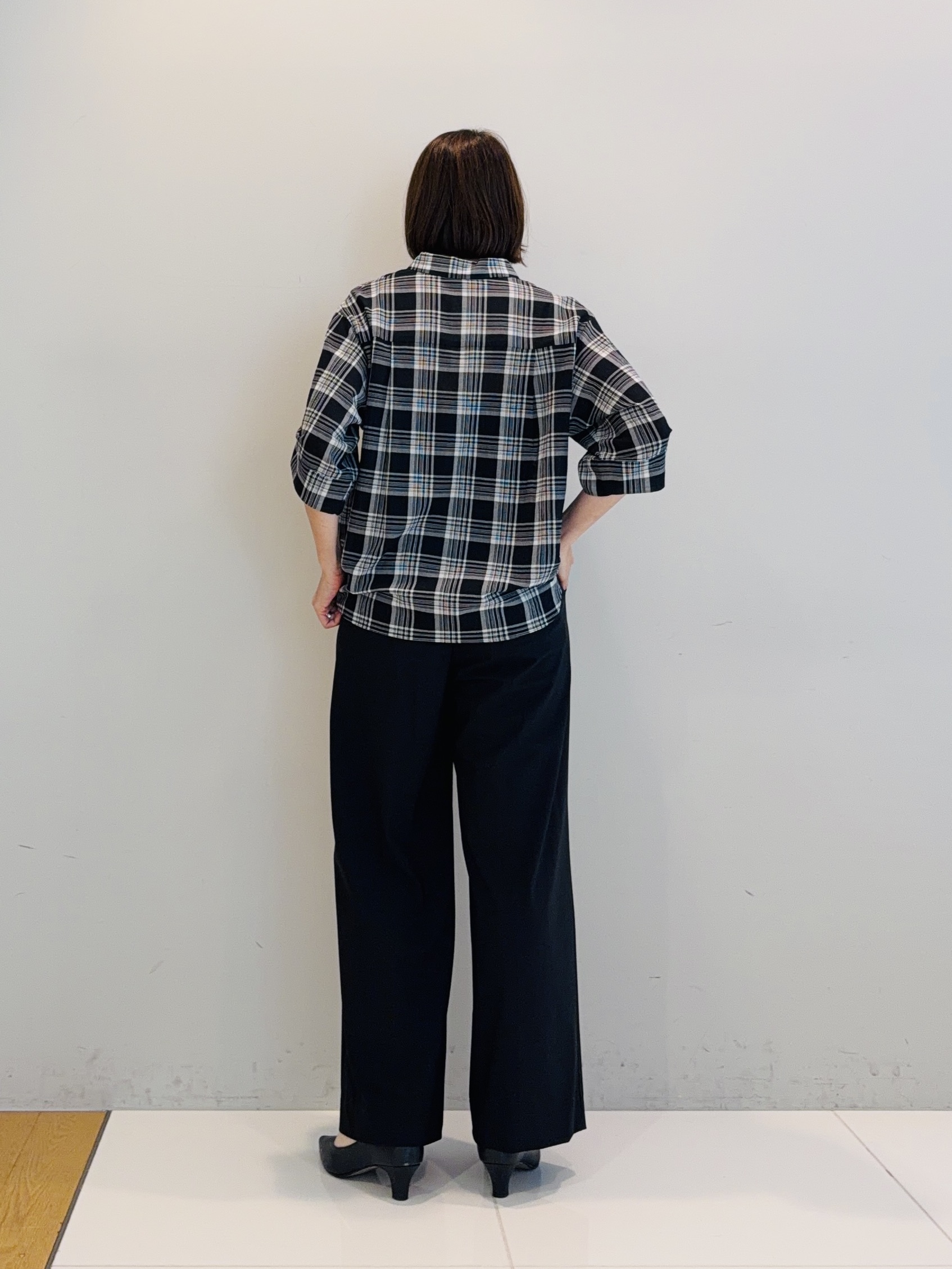 murayamaさんの「INDIVI｜【コットン100％／透け感／2WAY】袖アレンジ チェックシャツ」を使ったコーディネート