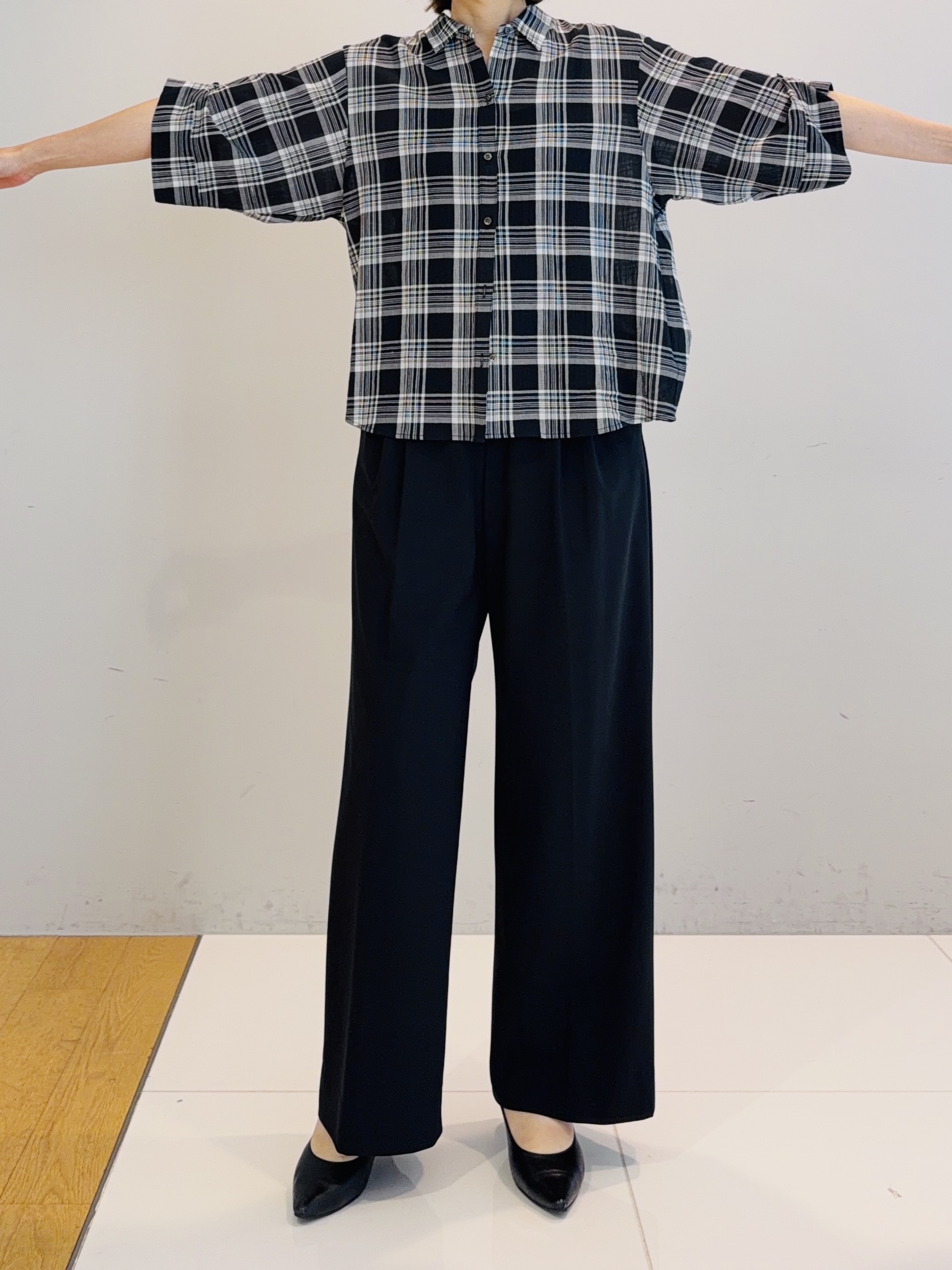 murayamaさんの「INDIVI｜【コットン100％／透け感／2WAY】袖アレンジ チェックシャツ」を使ったコーディネート