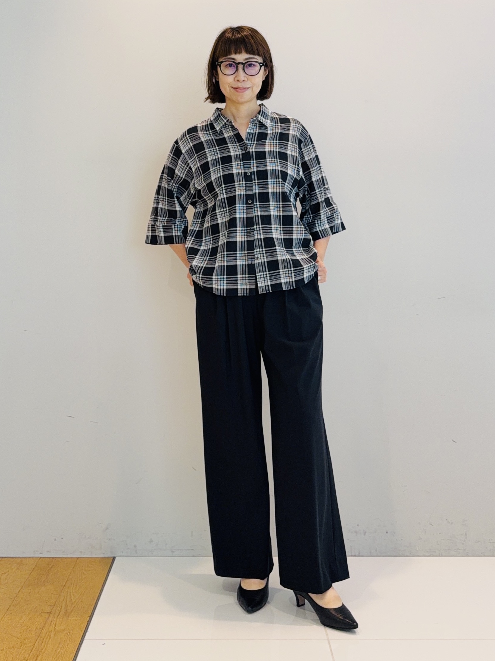 murayamaさんの「INDIVI｜【コットン100％／透け感／2WAY】袖アレンジ チェックシャツ」を使ったコーディネート