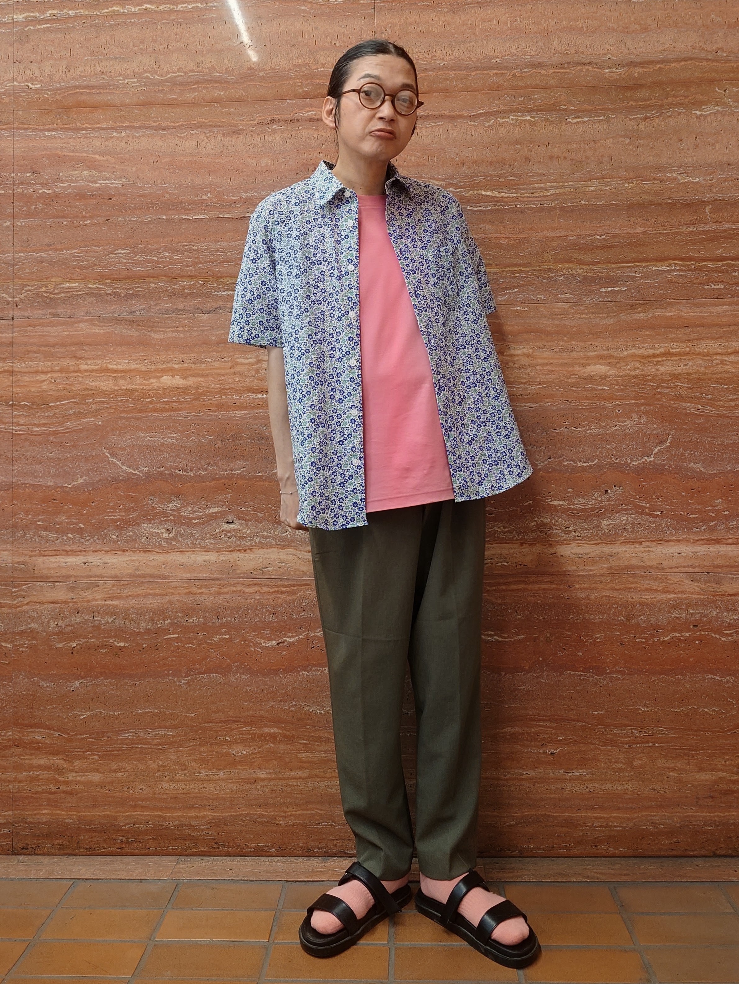 かしげるさんの「TAKEO KIKUCHI｜リップル小花シャツ」を使ったコーディネート