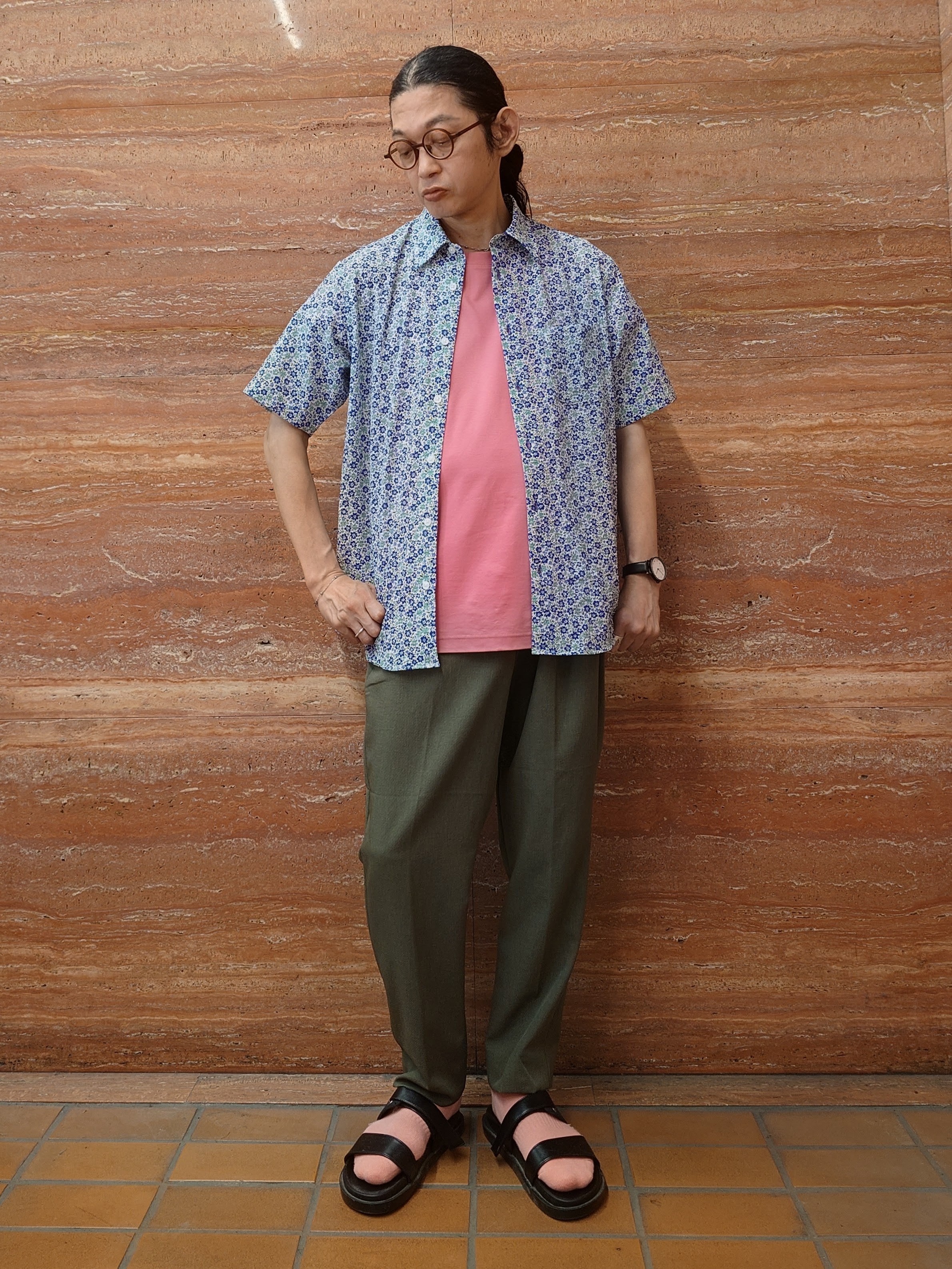 かしげるさんの「TAKEO KIKUCHI｜リップル小花シャツ」を使ったコーディネート