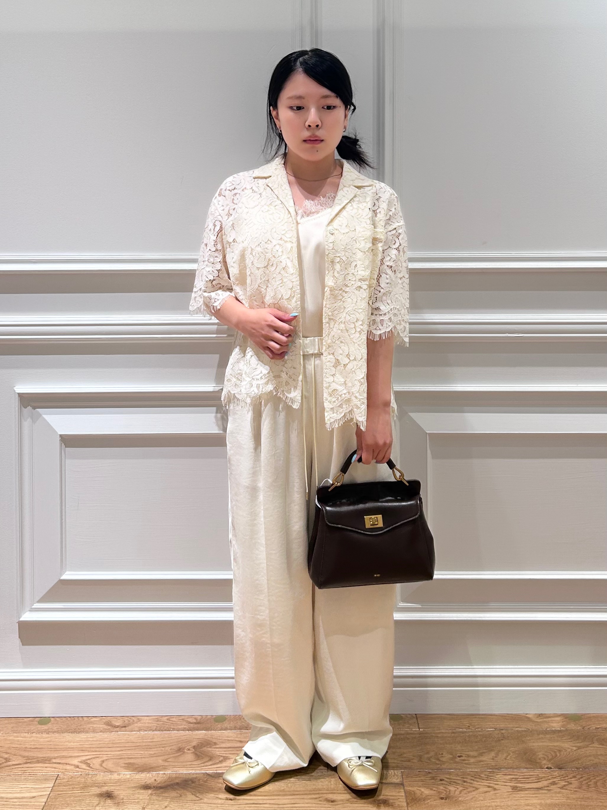 とりみさんの「DRESSTERIOR｜【ウォッシャブル/羽織りにも便利】シアーコードレースブラウス」を使ったコーディネート