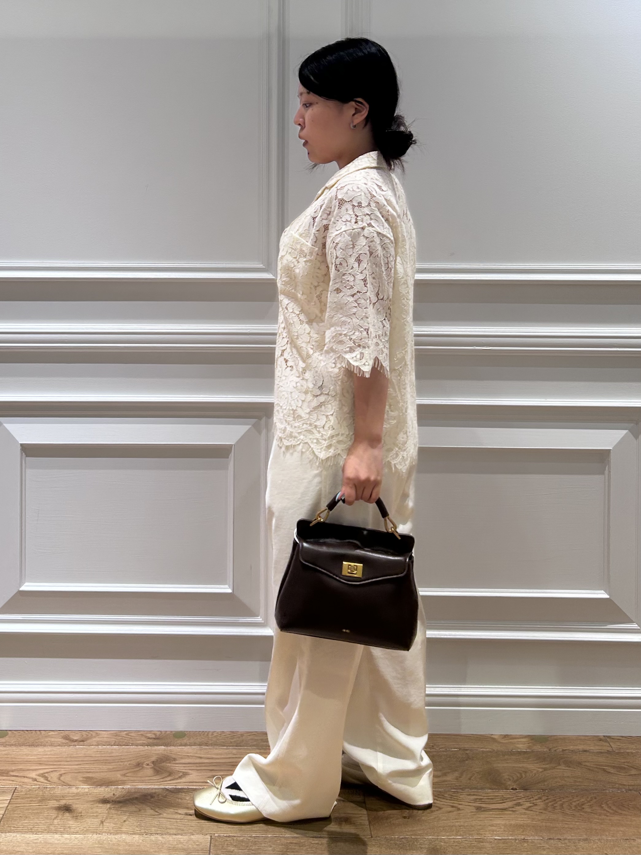 とりみさんの「DRESSTERIOR｜【ウォッシャブル/羽織りにも便利】シアーコードレースブラウス」を使ったコーディネート