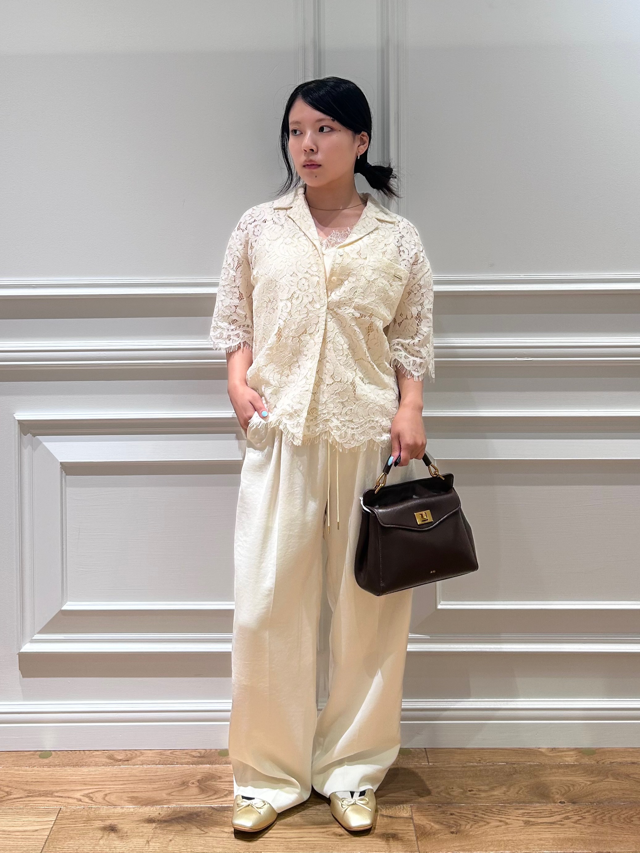 とりみさんの「DRESSTERIOR｜【ウォッシャブル/羽織りにも便利】シアーコードレースブラウス」を使ったコーディネート