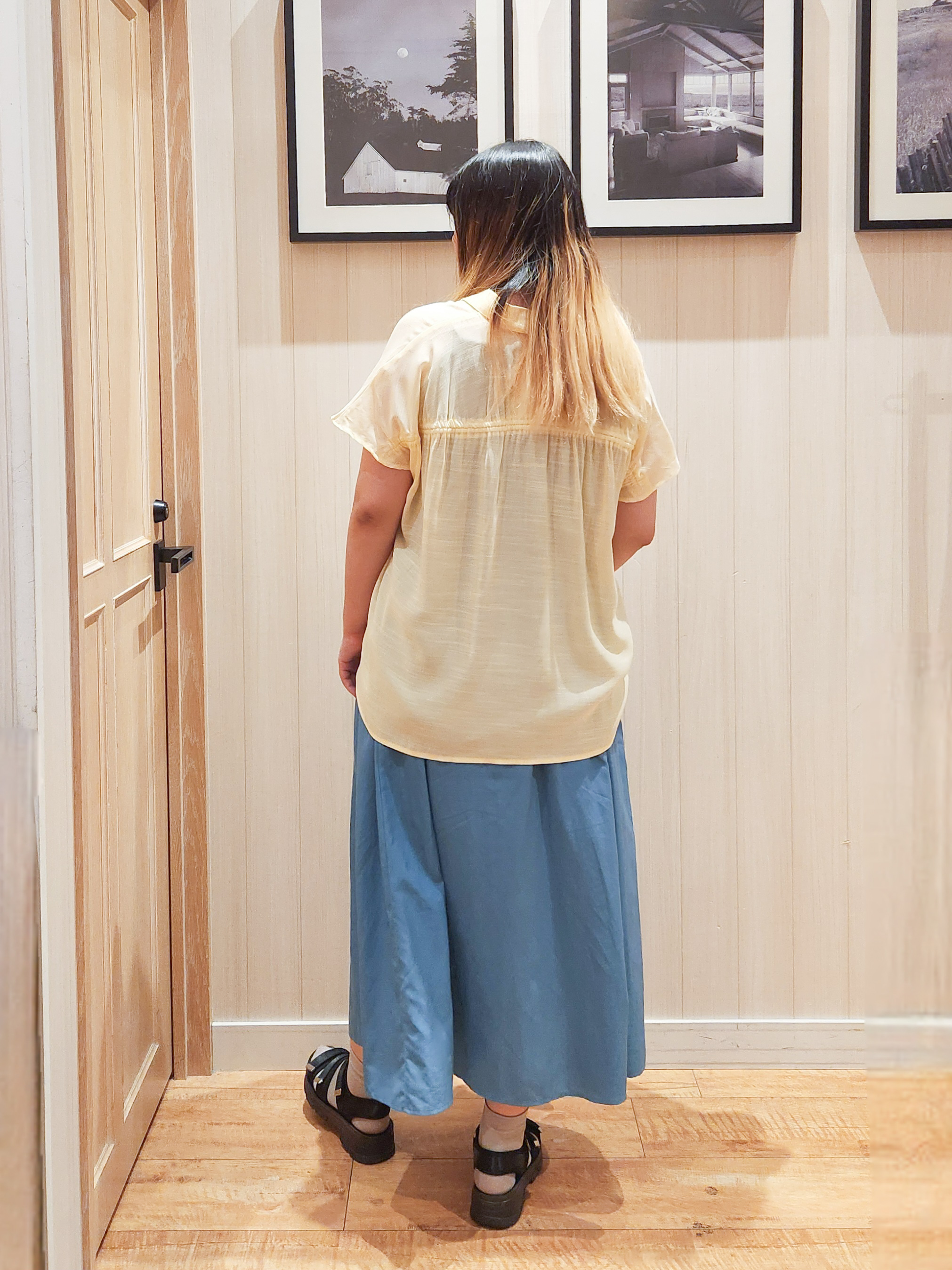 れーやんさんの「SHOO･LA･RUE｜【UV/洗濯機可】ほんのりシアーで上品な バックギャザーブラウス」を使ったコーディネート
